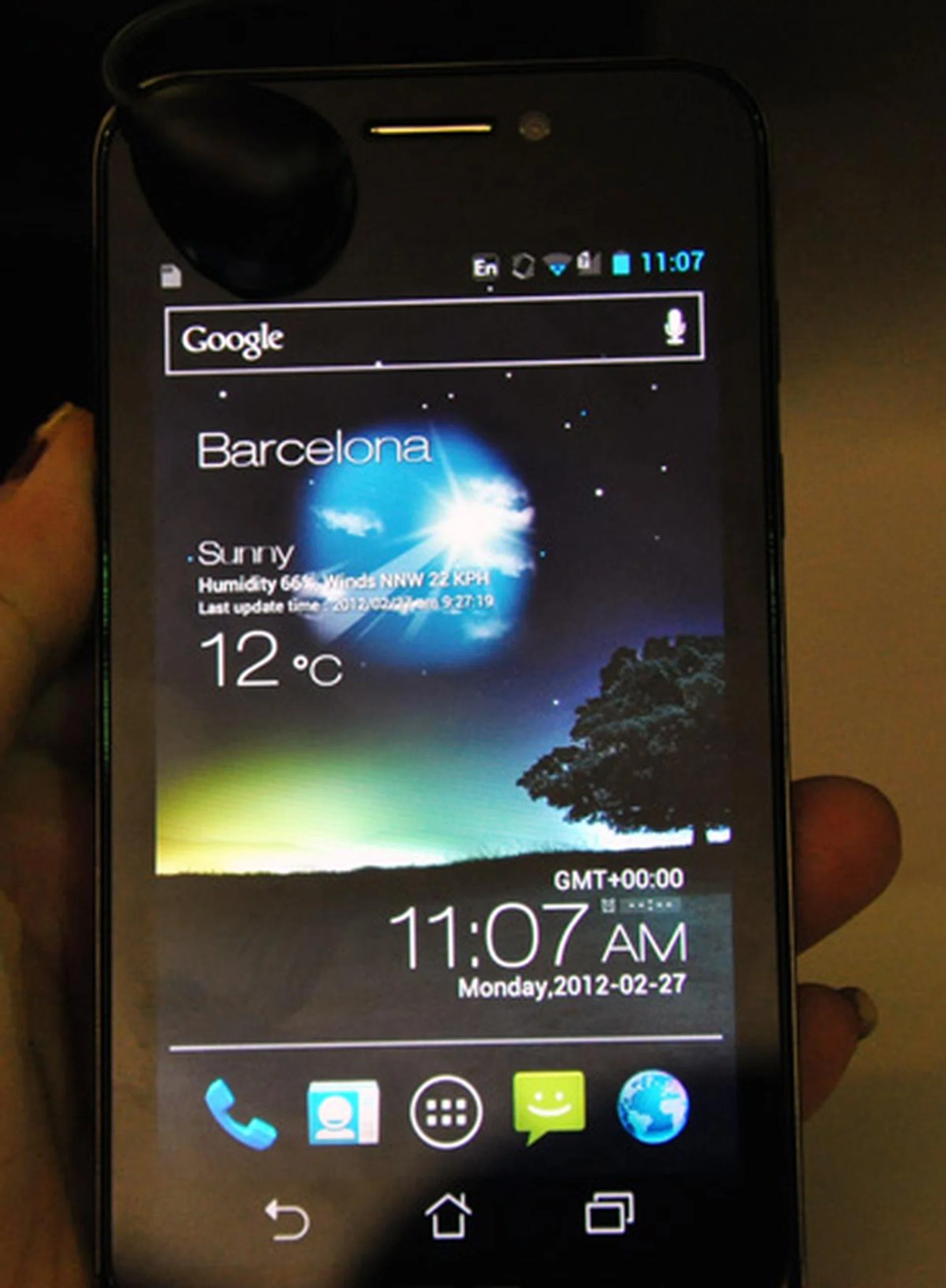 The PadFone's 4.3-inch Super AMOLED display exhibited good colors, contrast, levels of brightness and responded extremely swiftly. In fact, the phone could have been easily mistaken as a Samsung Galaxy Nexus due to its rounded body.