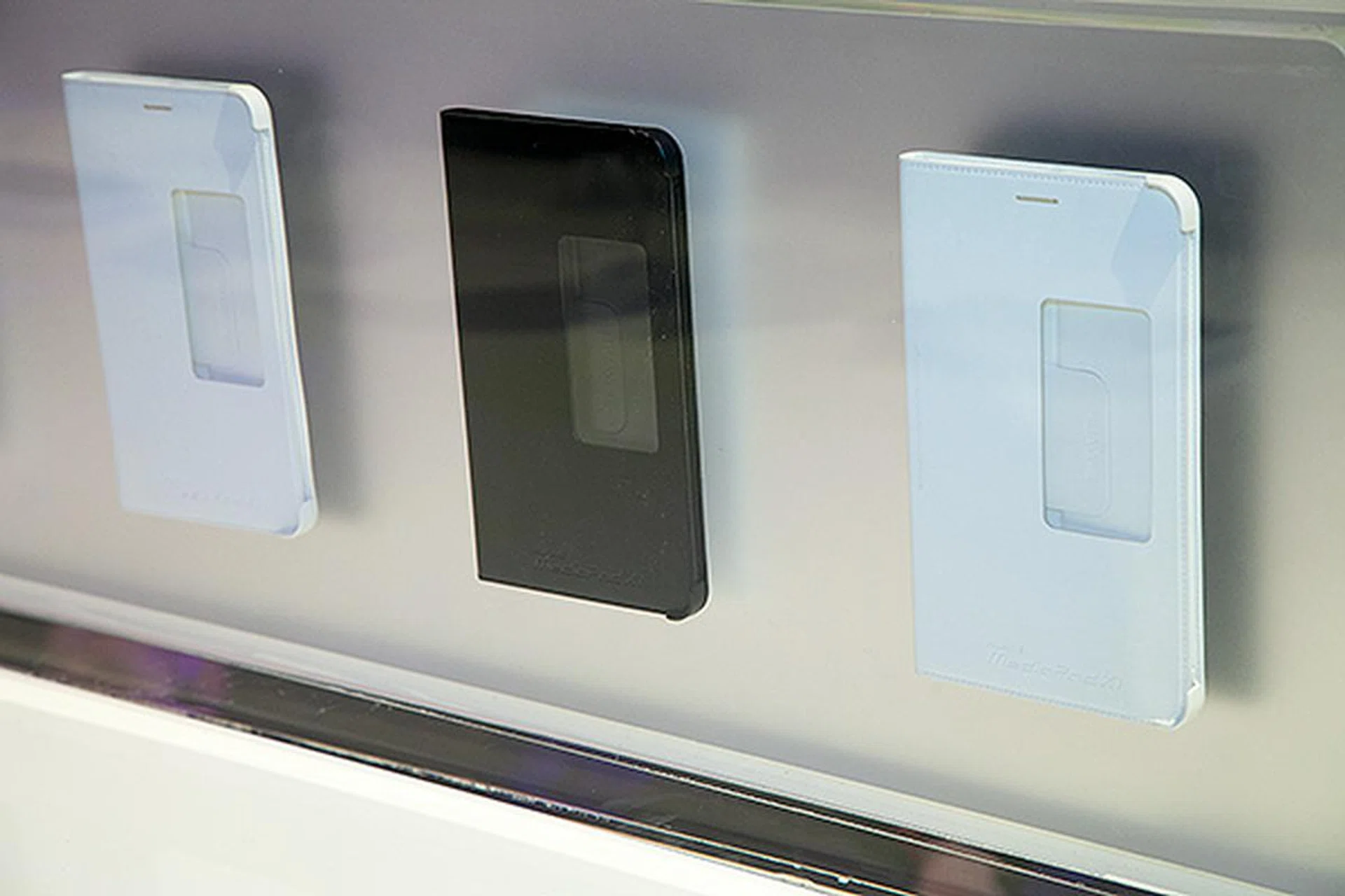 Accessories like this flip smart cover is available for the MediaPad X1. 