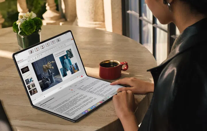 When it's folded, the entire screen works as if you have two 13-inch displays. Photo: HWZ