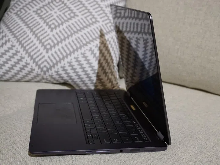 Side profile. Looks like it can be converted into a tablet form factor - just like an ASUS Flip-series product.
