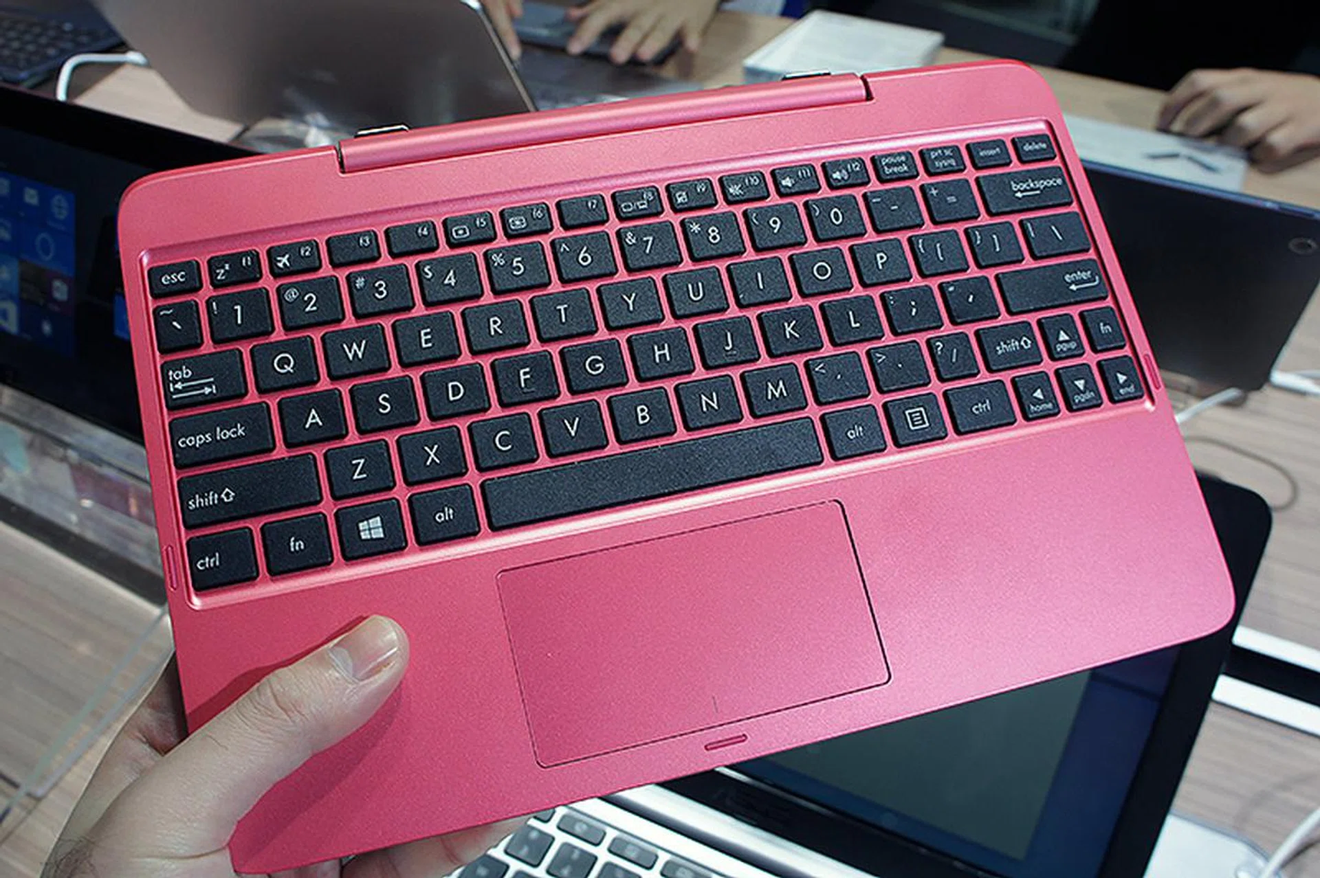 Unlike the Transformer Book T300 Chi and T100 Chi, the detachable keyboard of the Transformer Book T100HA is not Bluetooth enabled.