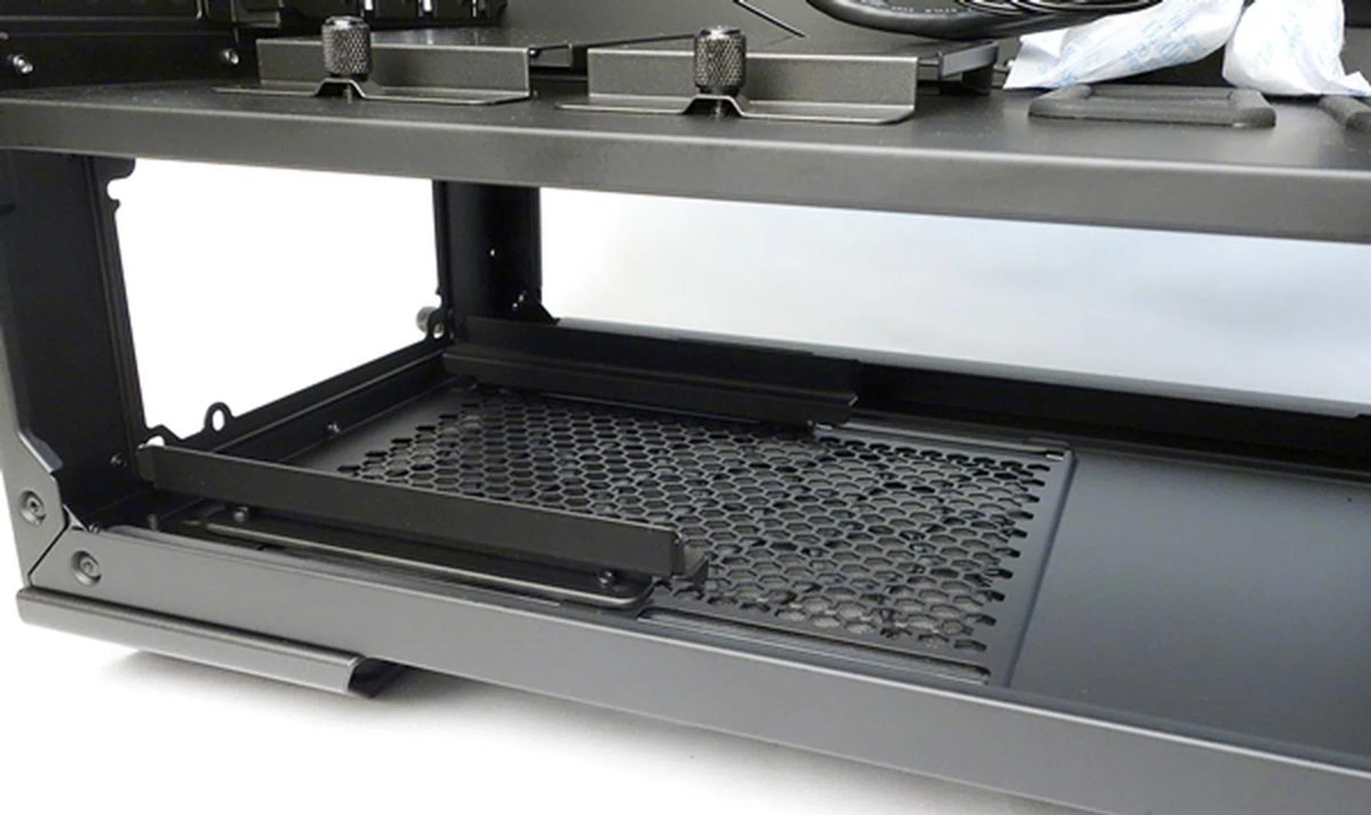 As we cross over to the PSU segment of the chassis, we see rubber-padded rails to guide the PSU.