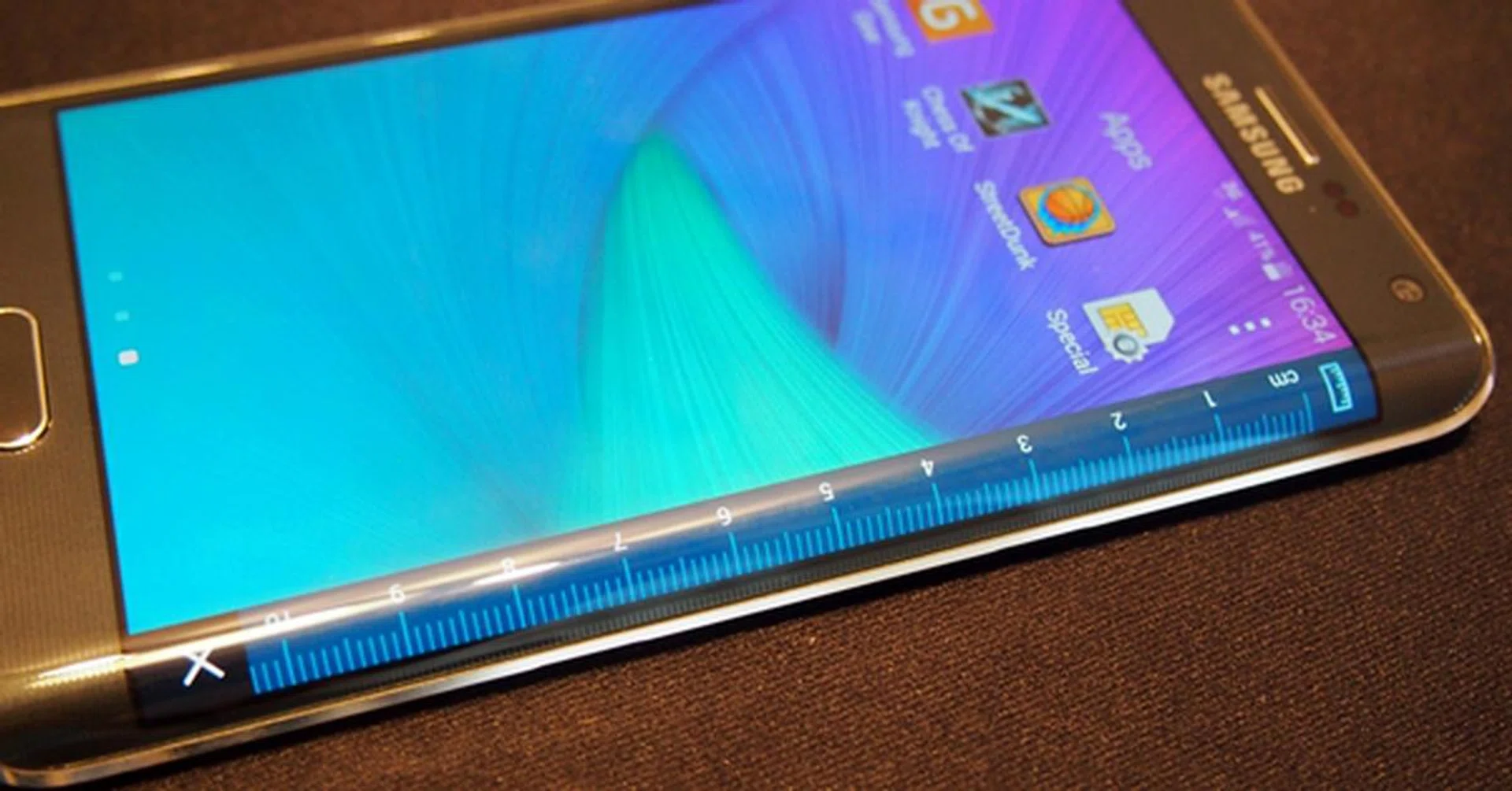 This is how you can use the curved edge of the display as a ruler.