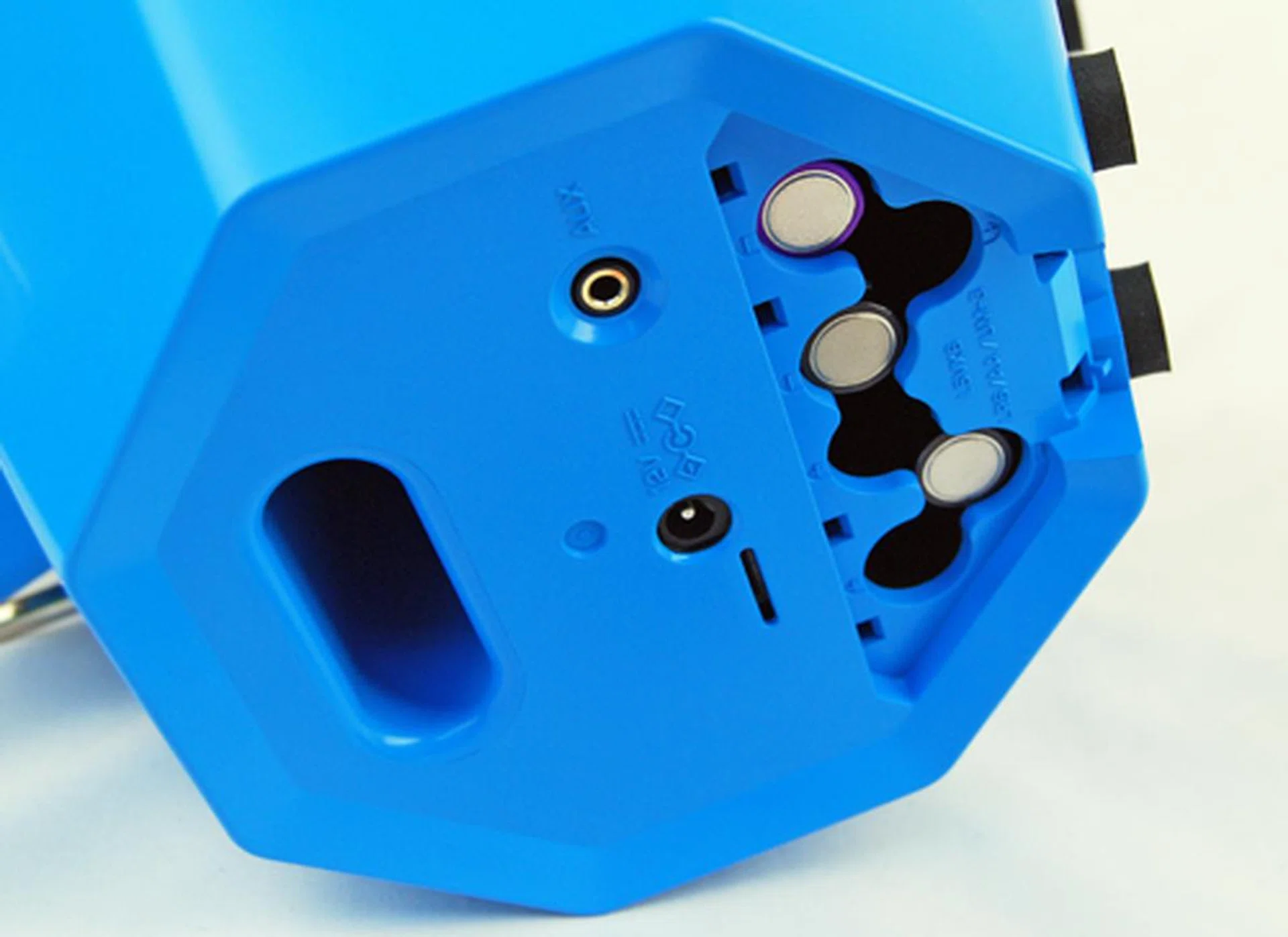 In this shot you can see that the PDX-B11 can run on 6 AA batteries. Also visibile is the 3.5mm auxiliary audio input port (to feed audio from any other non Bluetooth based products) and the AC power adapter port.