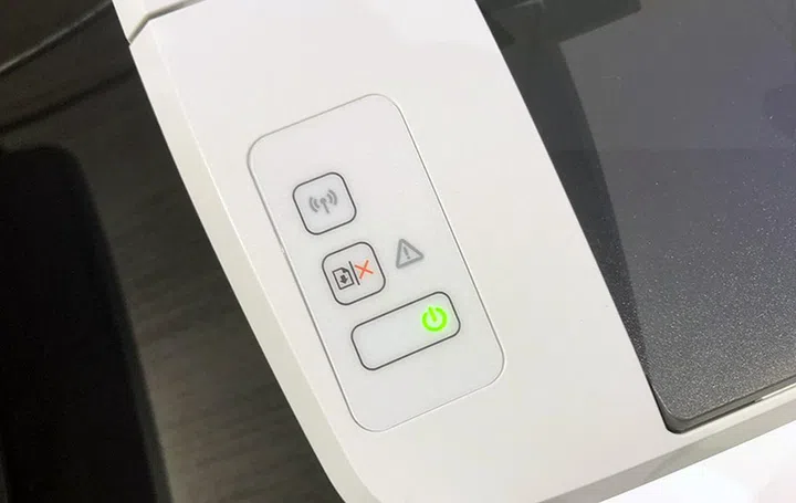 Simple LED-lit controls at the top of the M15w.