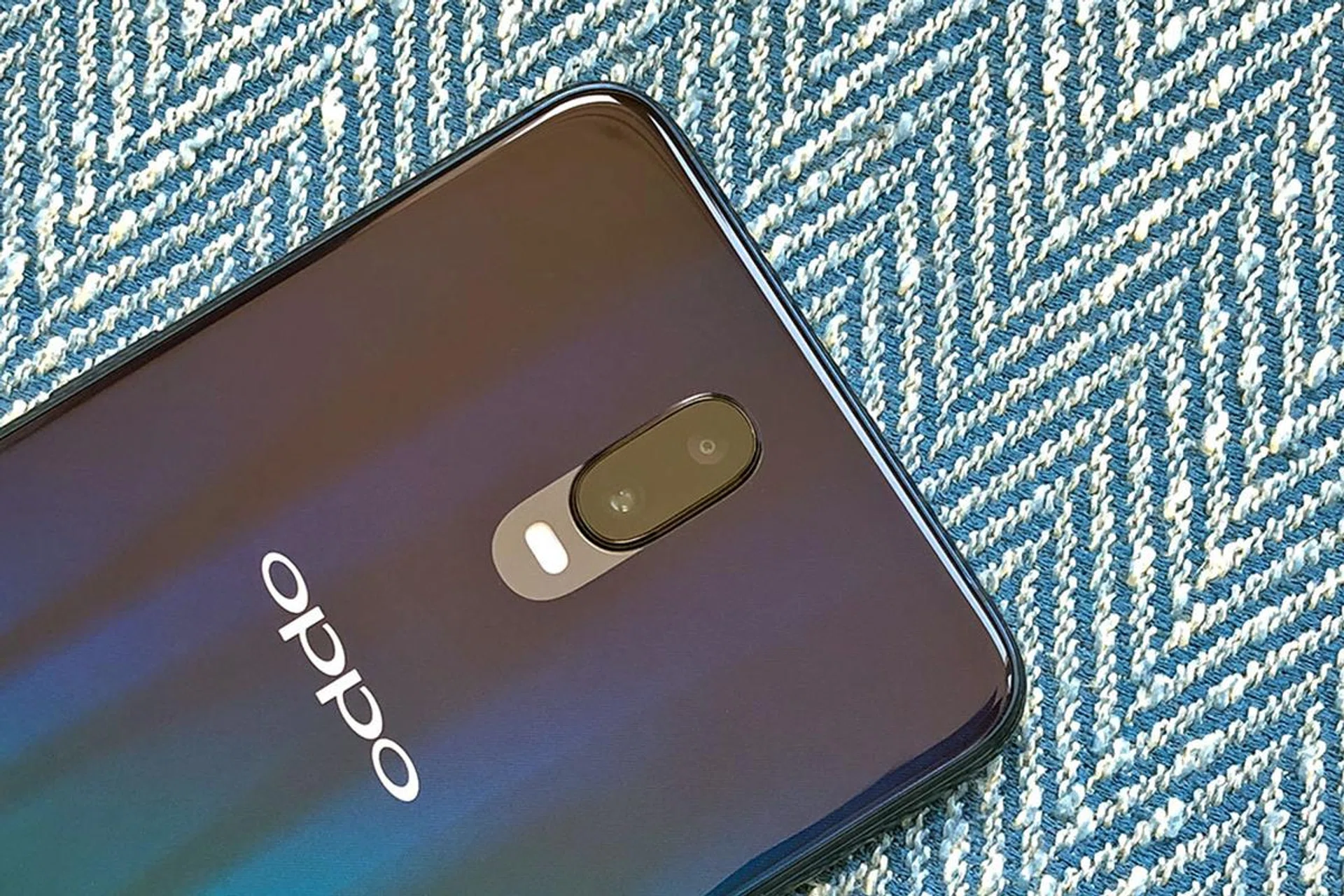 The R17 has a dual-lens camera on the back, along with a dual-LED flash.