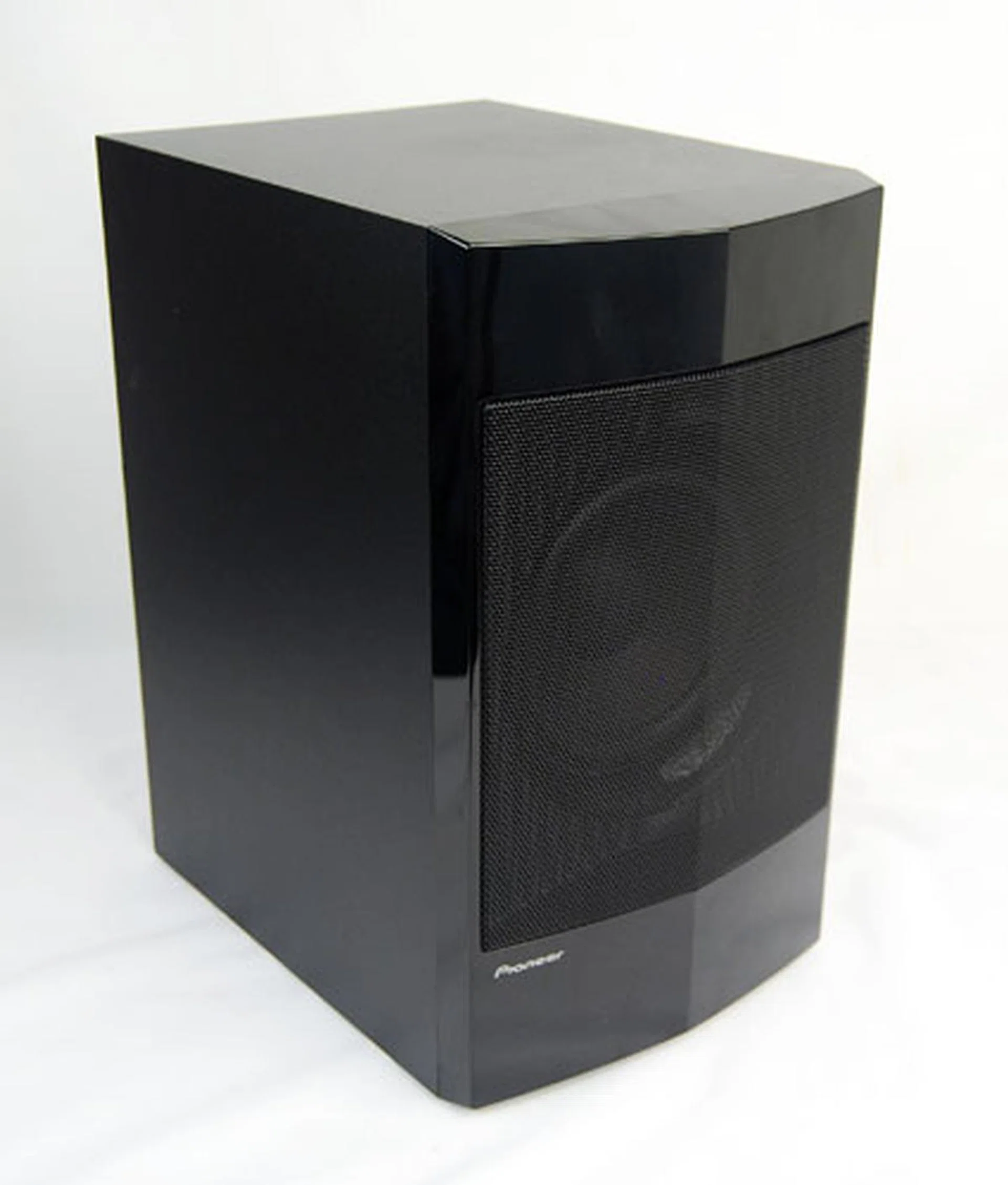 One of the most significant changes from the prior iterations can be seen in this AV system's new subwoofer design and aesthetics. Coupled with higher power output, we hope it would fare better than its predecessor.