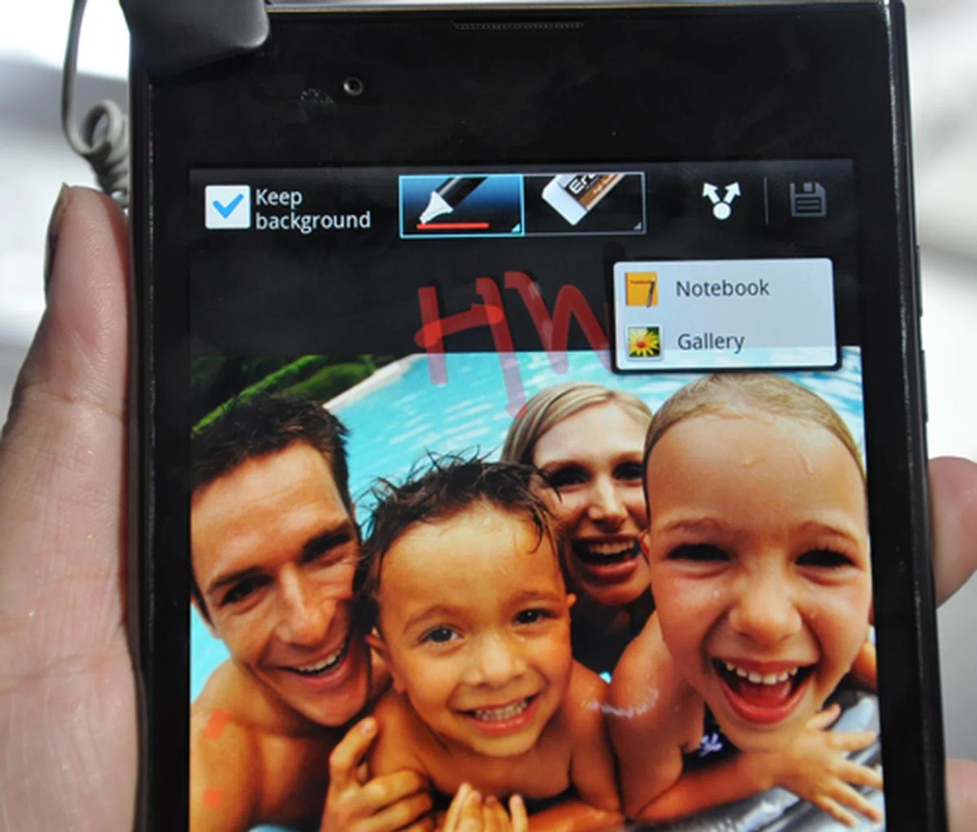 Editing can be easily made on photos and documents. You can choose to send it to LG's notebook app or save them in your gallery.