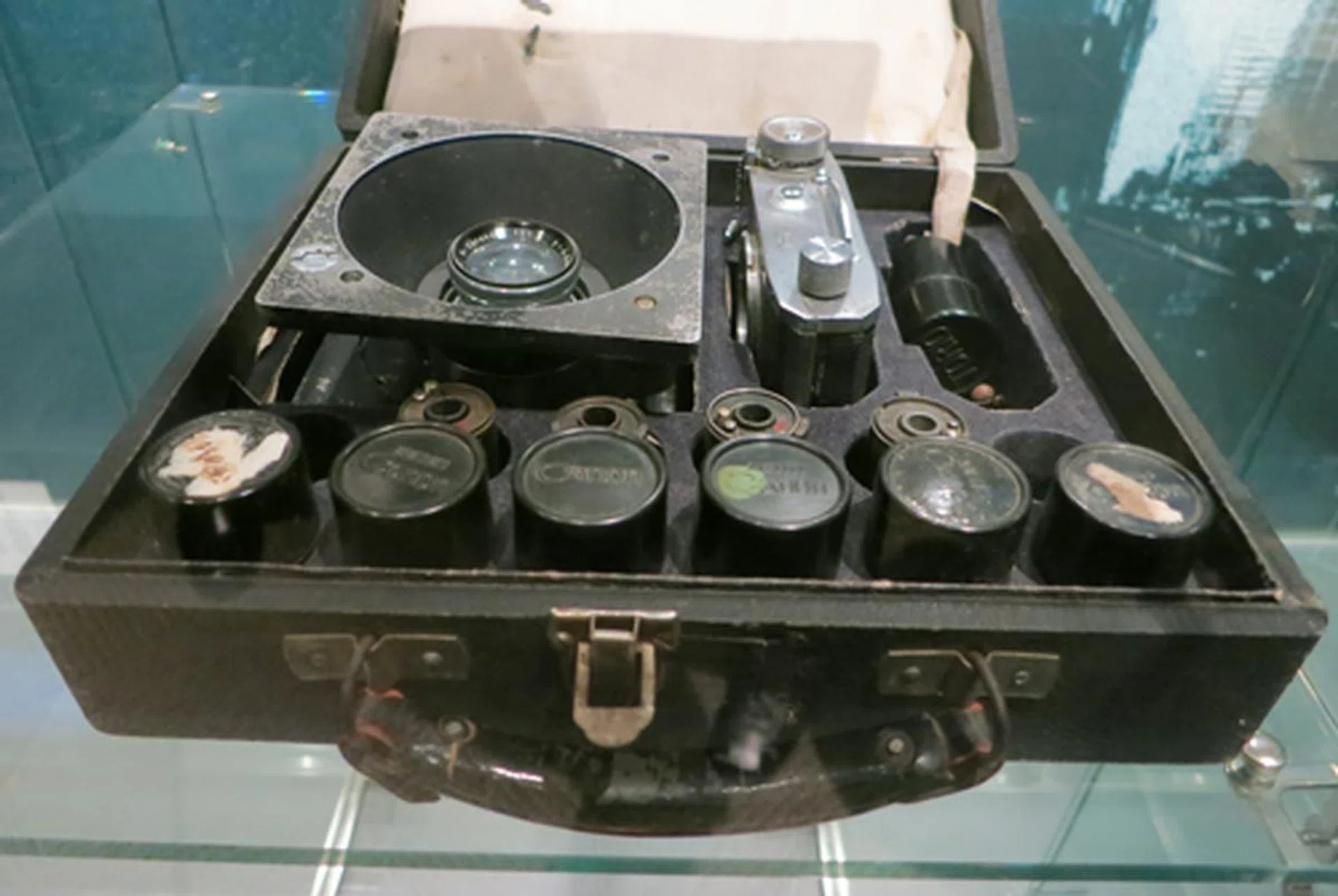 This here is the CX-35, Japan’s first indirect X-ray camera from 1940, which utilizes some of the earliest lenses developed by Canon as a relatively newly minted camera company.