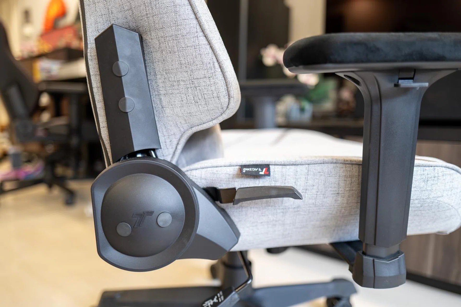 Reclining the chair does not quite have the smooth motion that I have experienced on Secretlab and Razer gaming chairs.