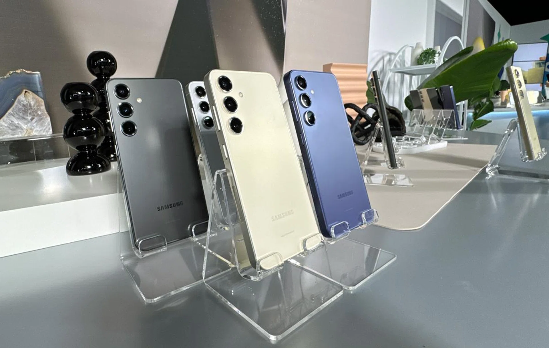 Samsung Galaxy S24, four colours.
