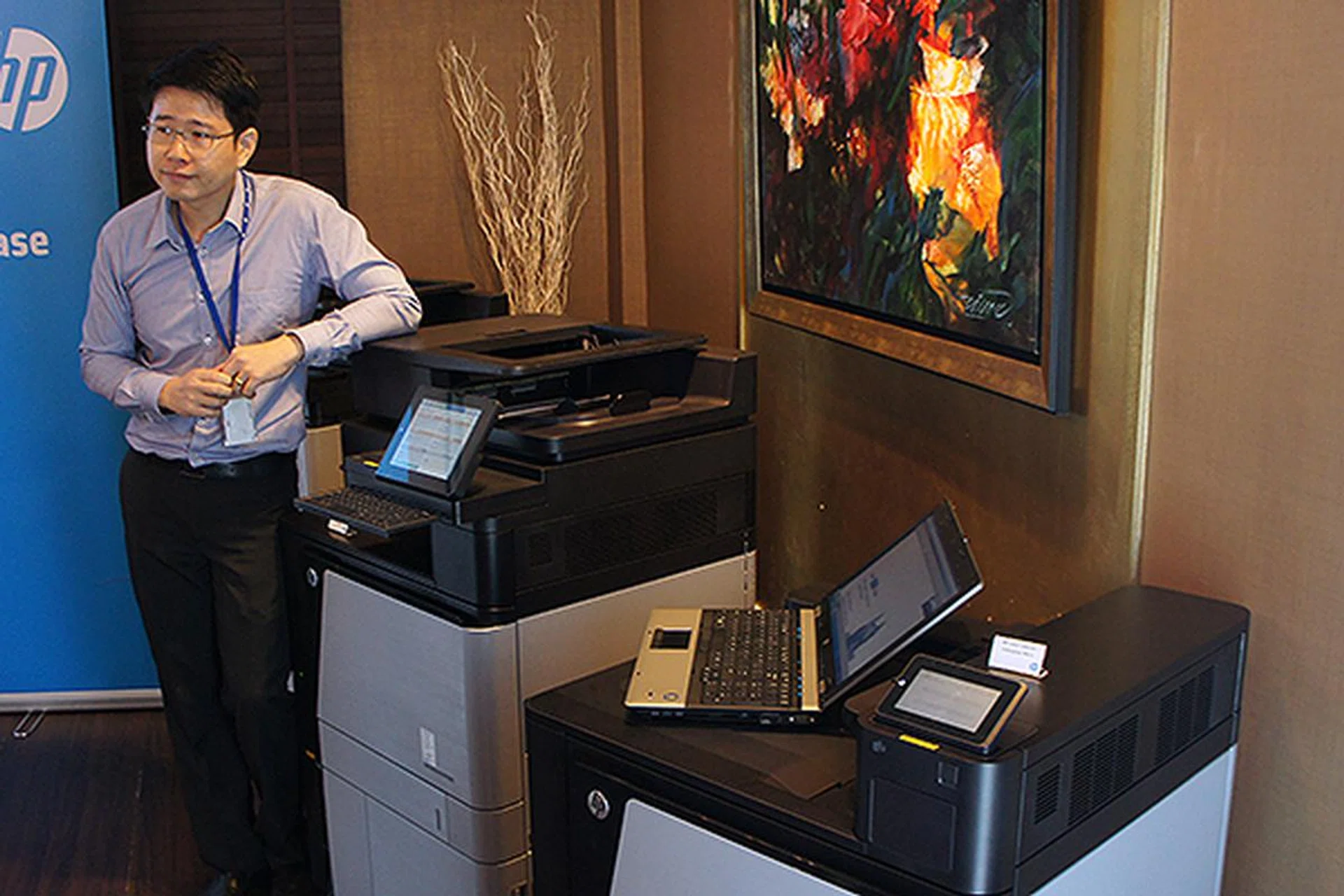 Demonstrating the new NFC and security features of the LaserJet Enterprise M800 printer.