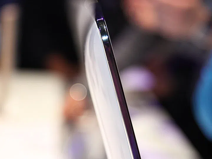 You can see from this angle that it's only the metal frame edge that's measuring 4.5mm thick. 