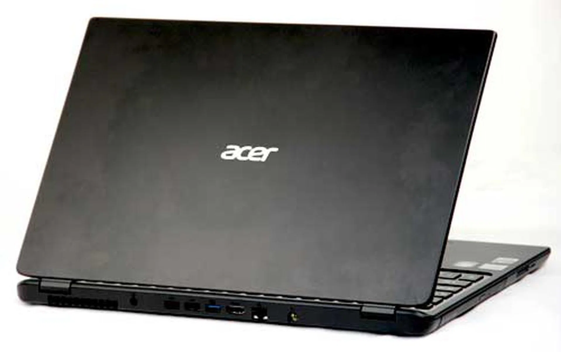 The M3 is a notebook that's almost entirely made of plastic save for the metal alloy lid. Holding it in your hands while it's folded is guaranteed to be more comfortable than almost any other 15-inch notebook in the market now.