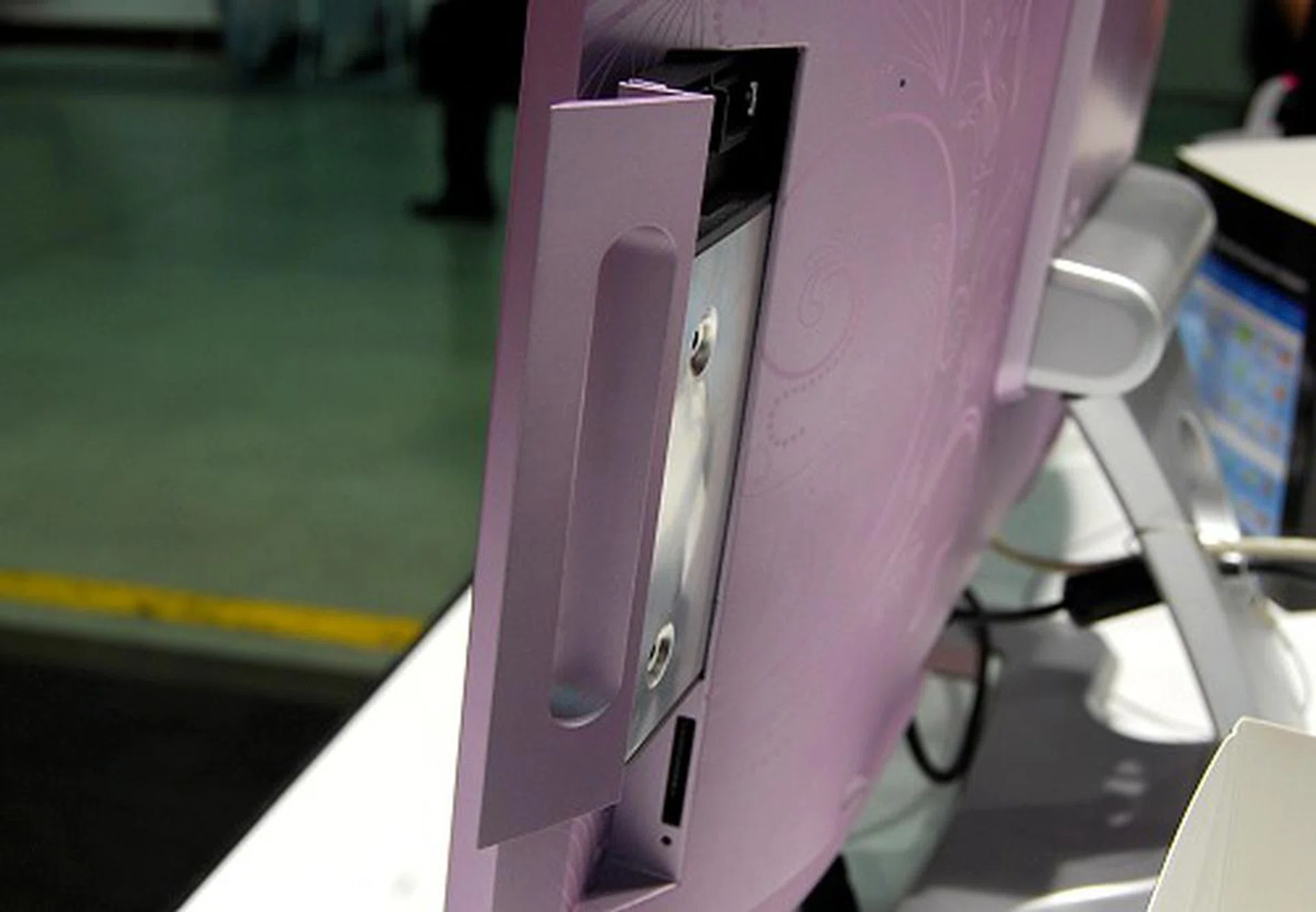 The design of the G24 Aura is such that it even has space to accommodate a slim ODD or a secondary storage drive that's easily accessible for swapping.