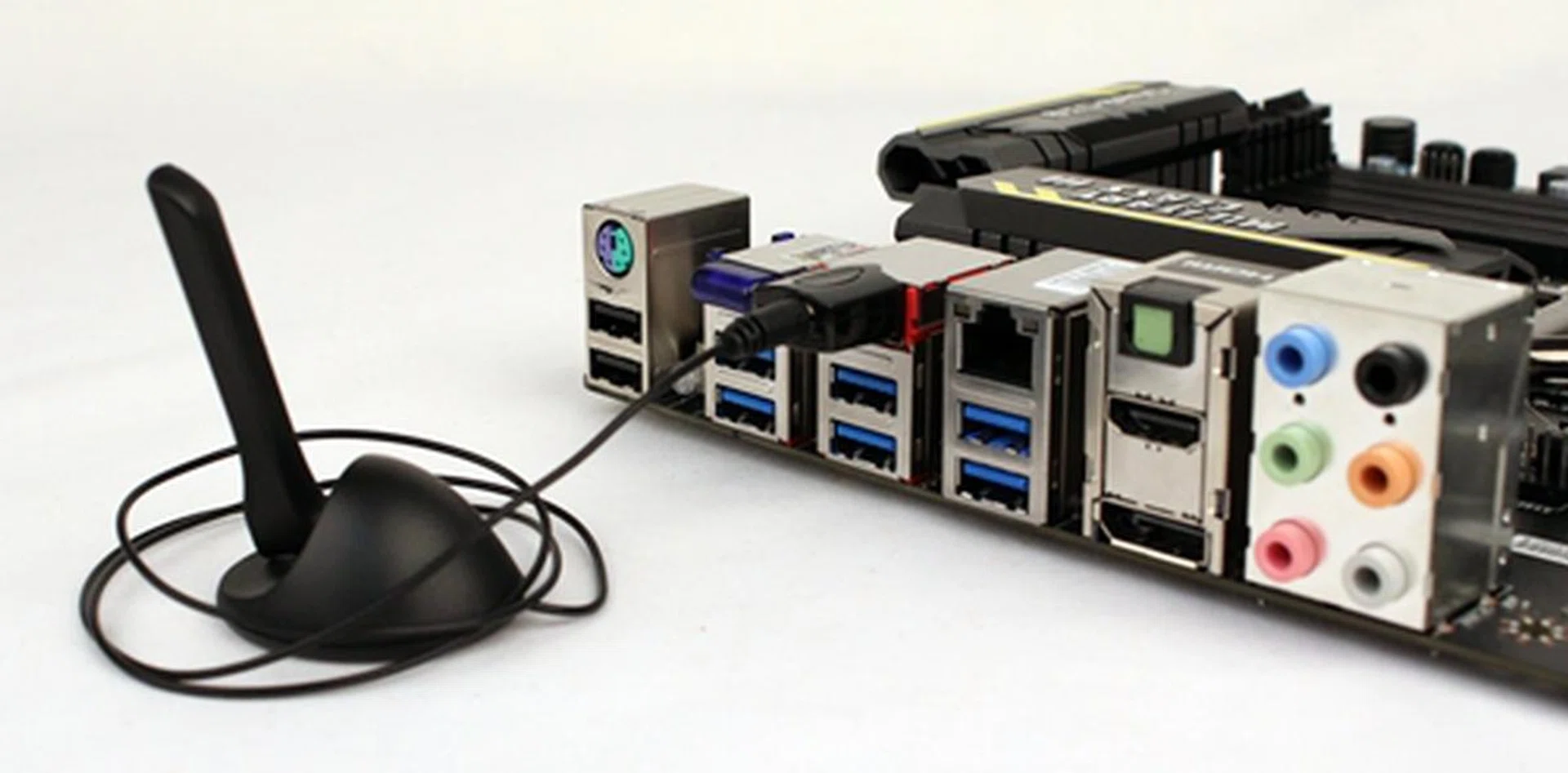 There is a bundled Wi-Fi antenna to extend the range of the board's Wi-Fi module.