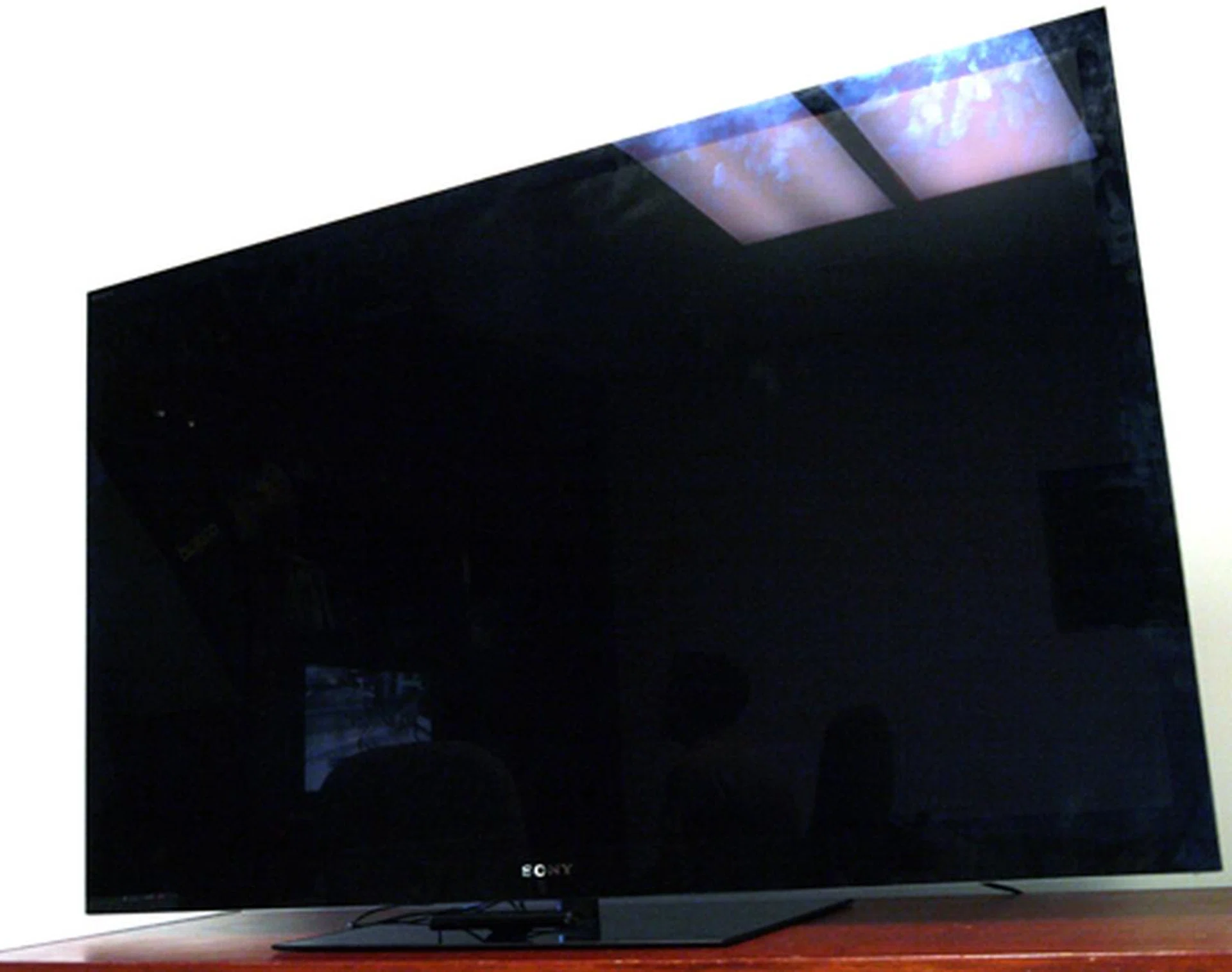 The BRAVIA NX810 strikes a classy pose with an edge-to-edge glass face and slender aesthetics. On the contrary, notice how reflected lights and fingerprints tend to show up. It's a pity we do not have the Bunshin stand with us since the HDTV looks a whole lot sexier on it.