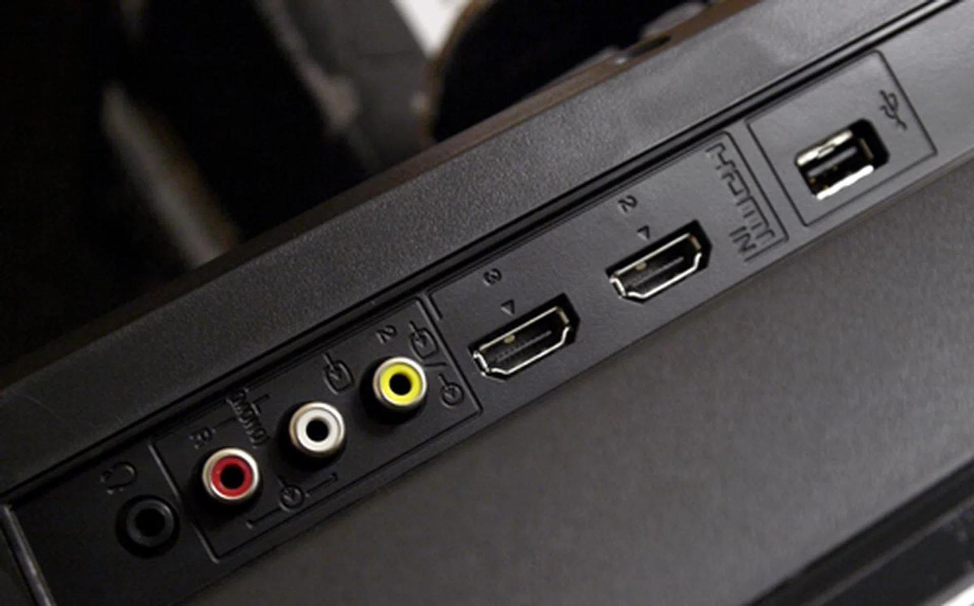 We seldom come across a side panel with two HDMI ports, but this BRAVIA begs to differ. There's also a composite port available for Wii fans, and a USB slot for your external drives. It's intelligent enough to read basic JPEG files as well as video formats such as AVCHD and DivX. You can forget about WMV and MOV containers though.