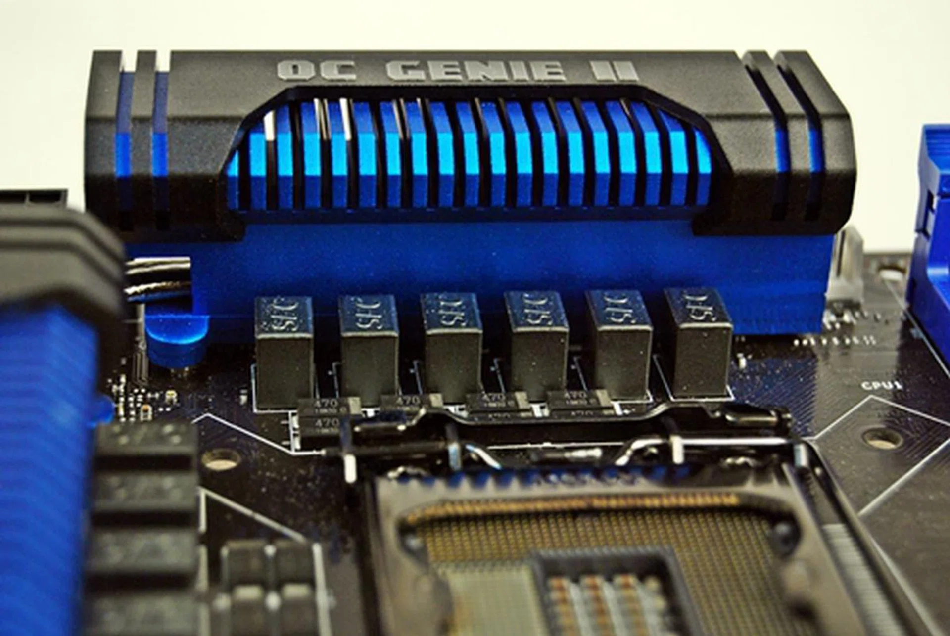 This beefy looking heatsink that sits over the MOSFETs for cooling purposes has a row of SFCs in front of it. A heatpipe runs behind the heatsink that also makes contact the adjacent heatsink block that cools even more MOSFET ICs.