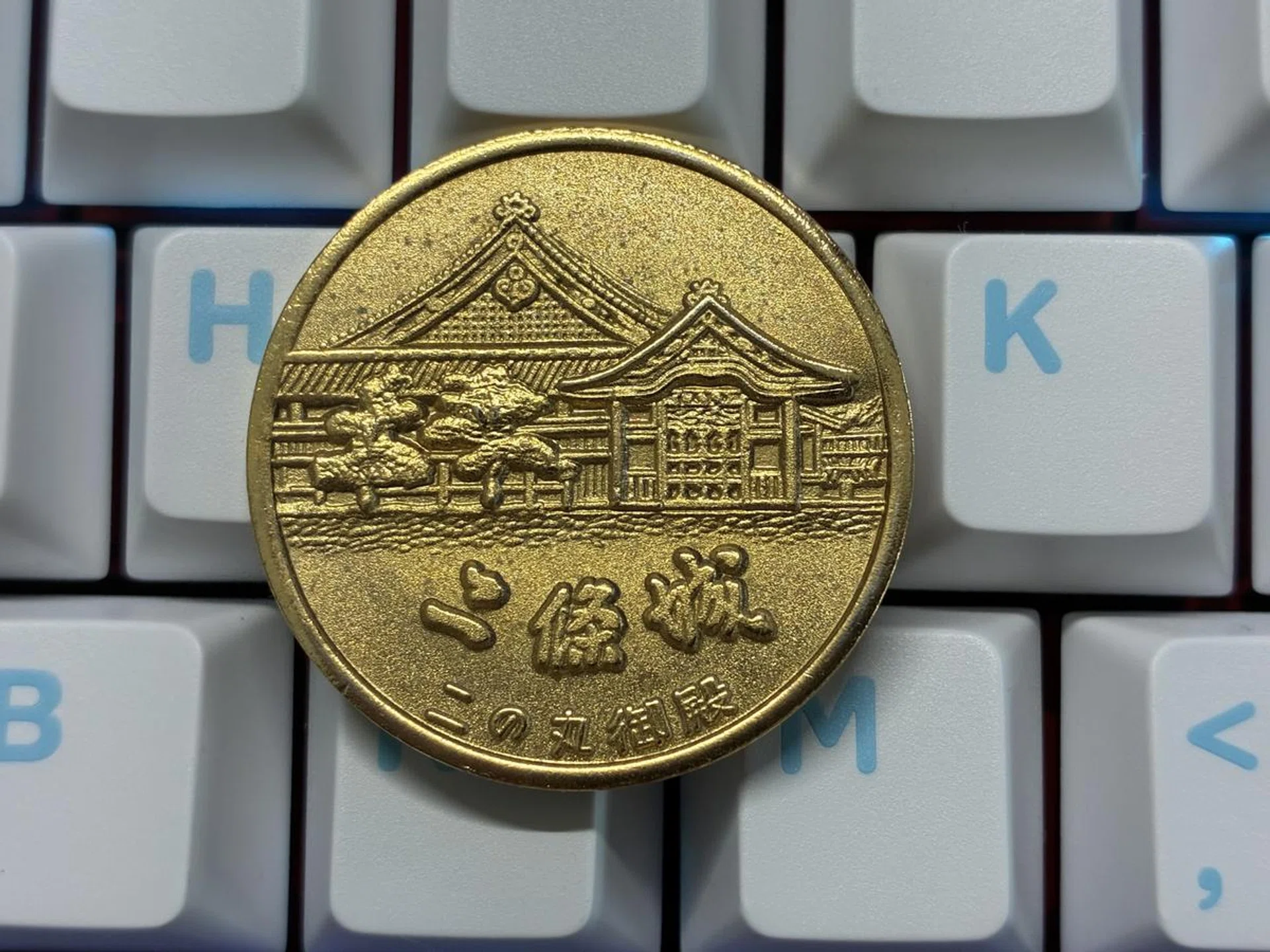 The main camera has a fairly short minimum focusing distance, which makes such close-ups possible. You cannot achieve this shot with the main camera on the iPhone 16 and iPhone 16 Pro. (Click to see image in full resolution. Photo: HWZ)