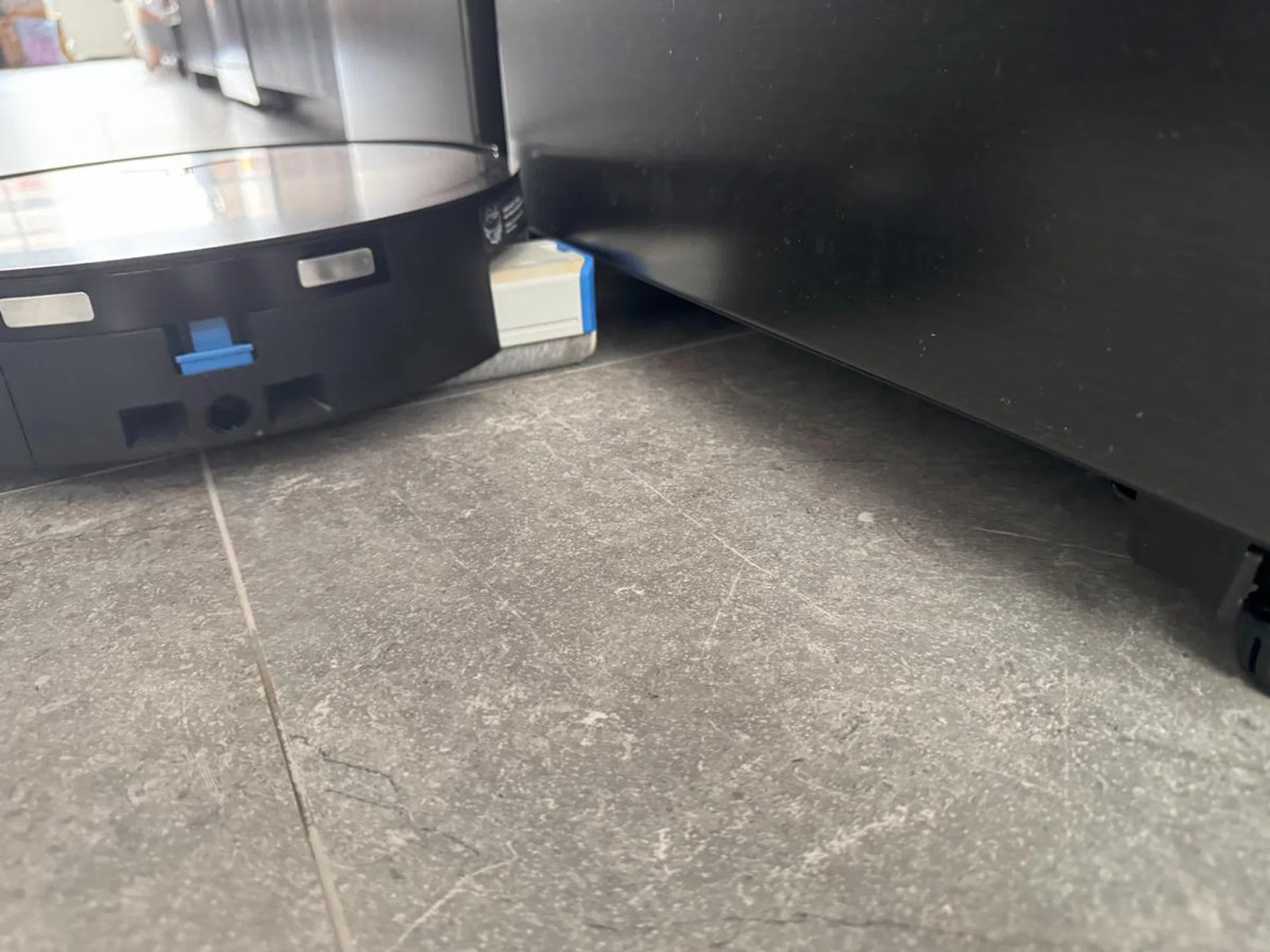 X8 Pro mope extends to clean edges. Photo: HWZ
