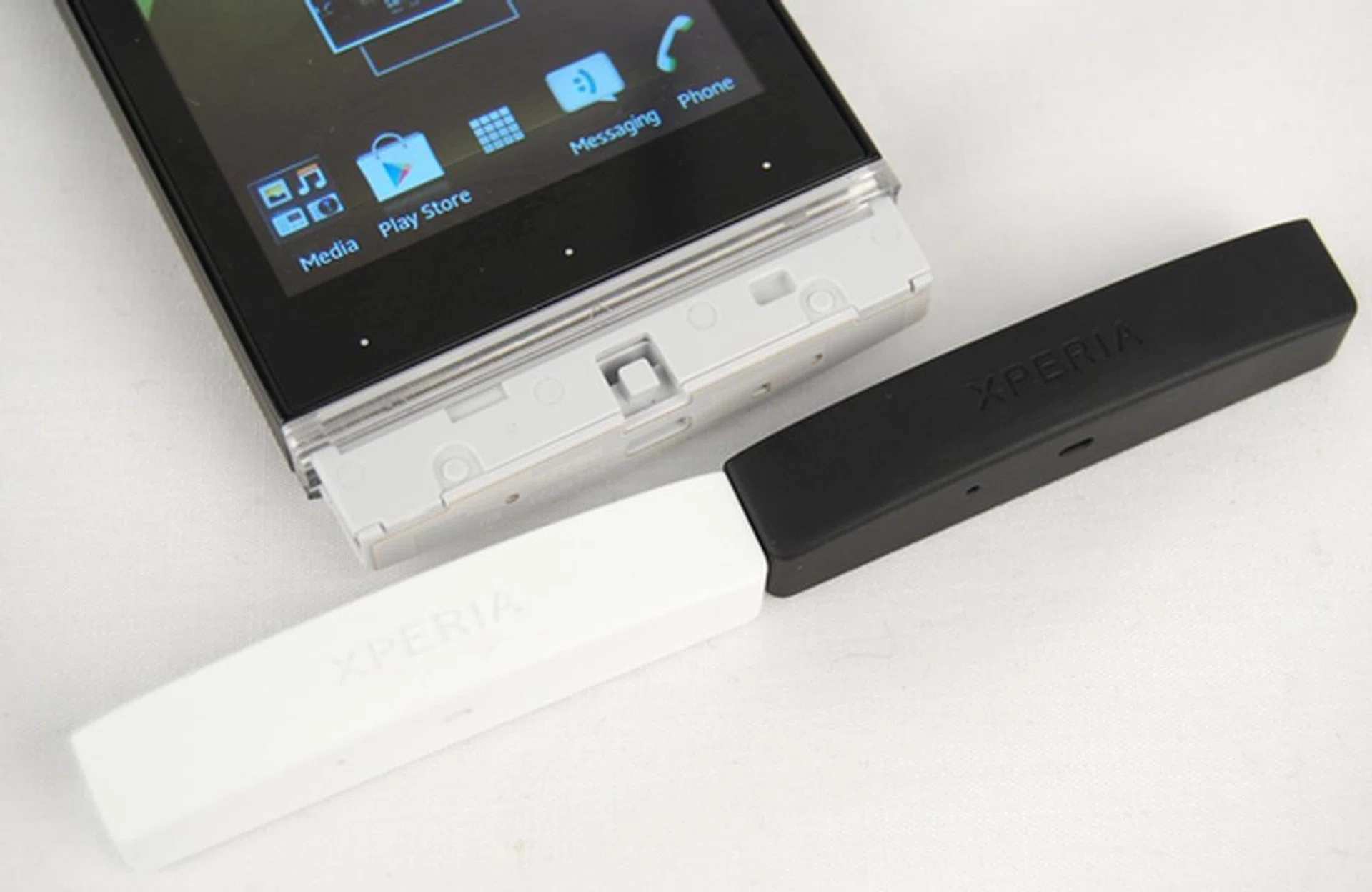 Depending on your mood and preferences, you can change the color of the cap cover at the bottom of the Sony Xperia U. If you get the black Xperia U, you will get the white cap as part of its sales package. For the white Xperia U, you get a yellow cap.