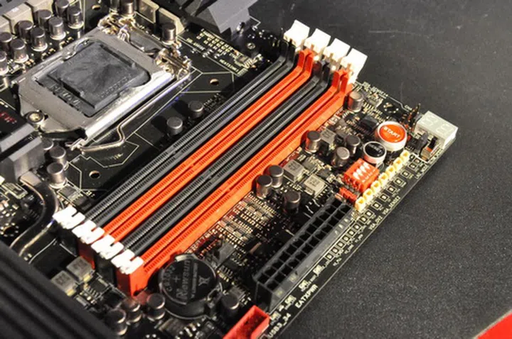 The four DIMM slots are designed to support up to 32GB of RAM. Adjacent to the RAM slots and main power connector are onboard overclocking tools.