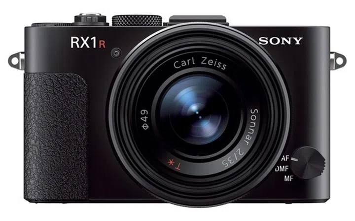It's not an 'R'. On Sony's planet it stands for 'detail'.