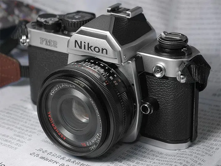 Alternate universe Nikon announces the Df, a full-frame mirrorless system camera which resembles the FM and is only slightly bigger and actually lighter.
