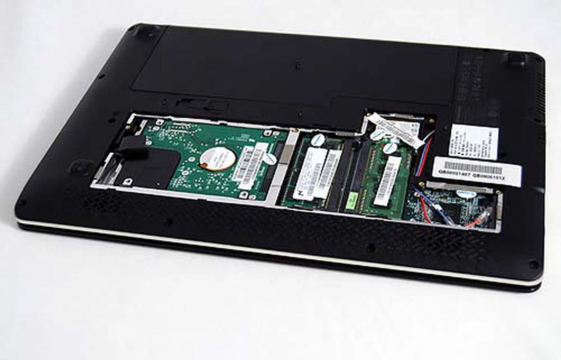 The back panel opens to reveal easy access to the HDD and SO-DIMM slots. 