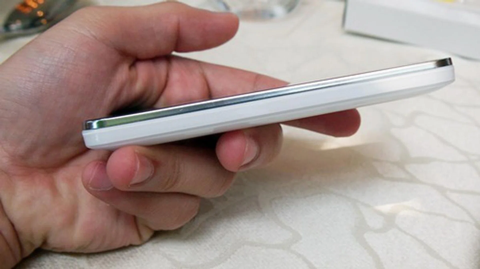 Compared to today's super thin smartphones such as the 7.1mm Motorola Razr and 8.49mm Samsung Galaxy S II, the 10.9mm Huawei Honor looks and feels bulky.