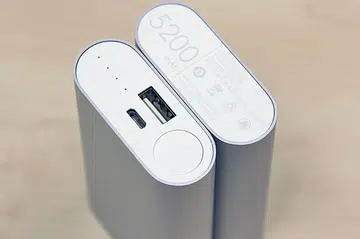 USB ports, status indicator, power check button - yup, they're all there. 