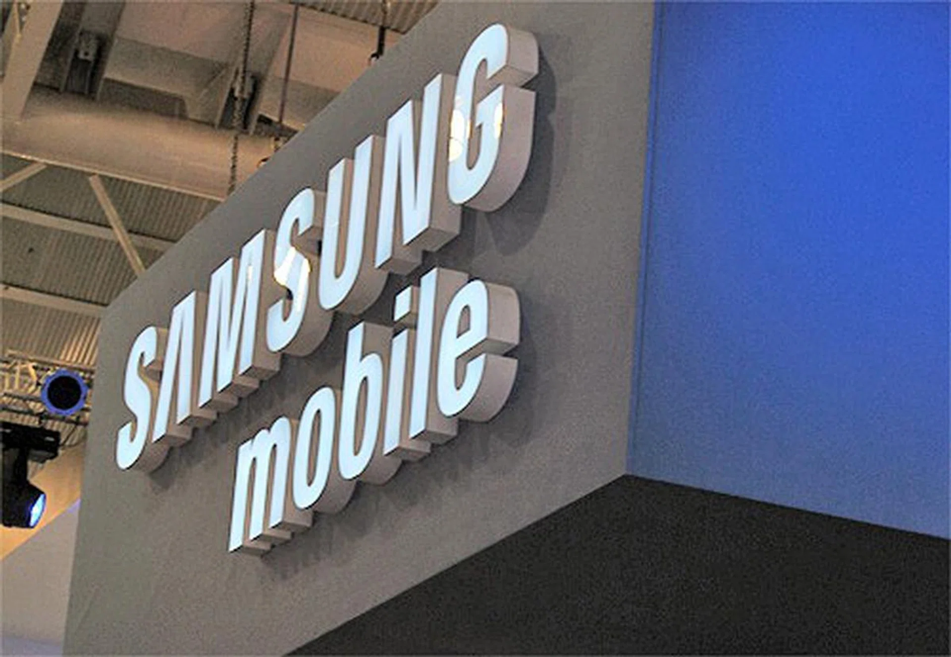  One of the largest booths at CommunicAsia, Samsung showed up in force, showcasing their variety of phones and devices, including their latest addition to the family, the Omnia.  