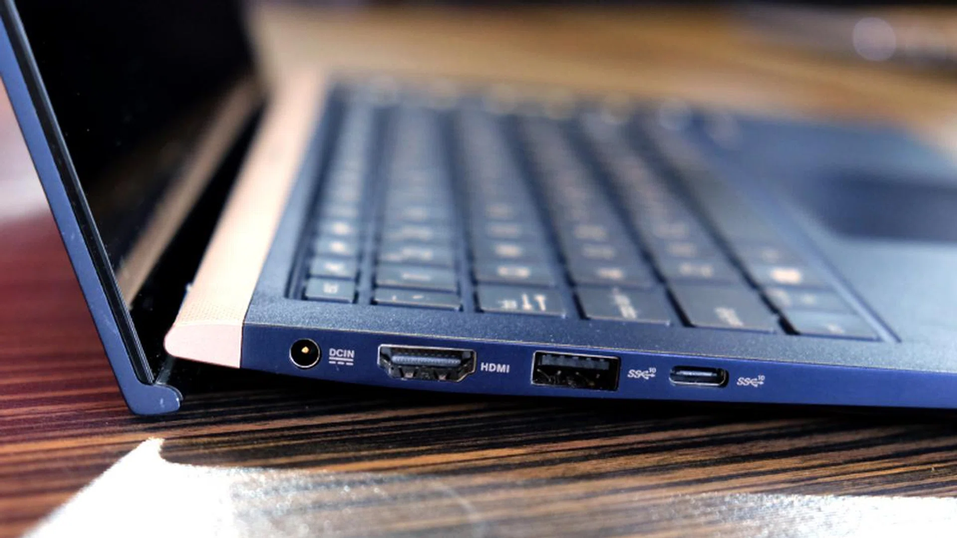 On the left, you have your DC-in jack, full-size HDMI port, USB Type-A port supporting USB 3.1 Gen 2 (10Gbps), and a USB-C port also supporting USB 3.1 Gen 2 (10Gbps). Note how the keyboard is slightly lifted by the display in the open position.