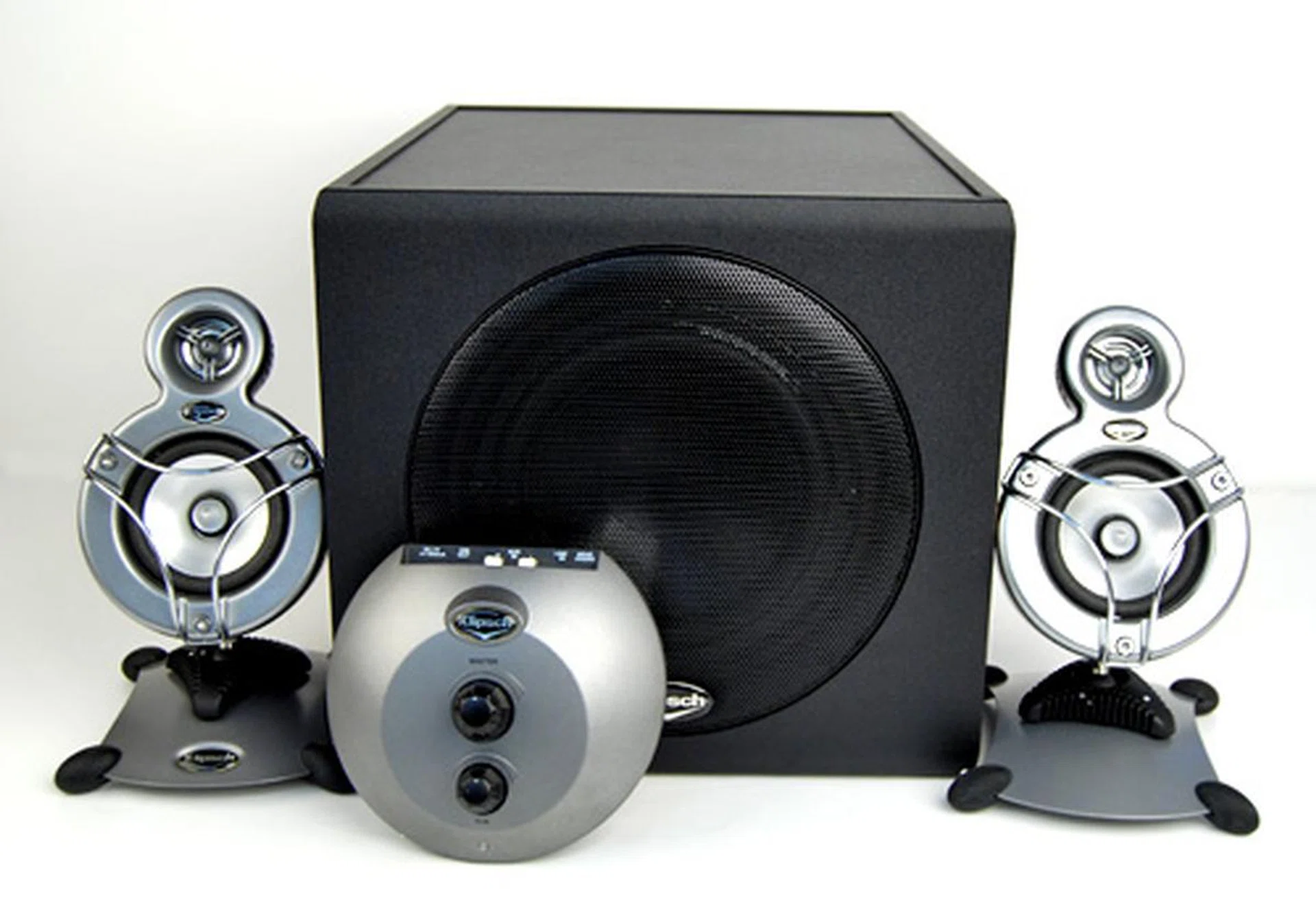 The looks of the Klipsch ProMedia GMX A-2.1 is unique, to say the least. You either adore it or loathe it.