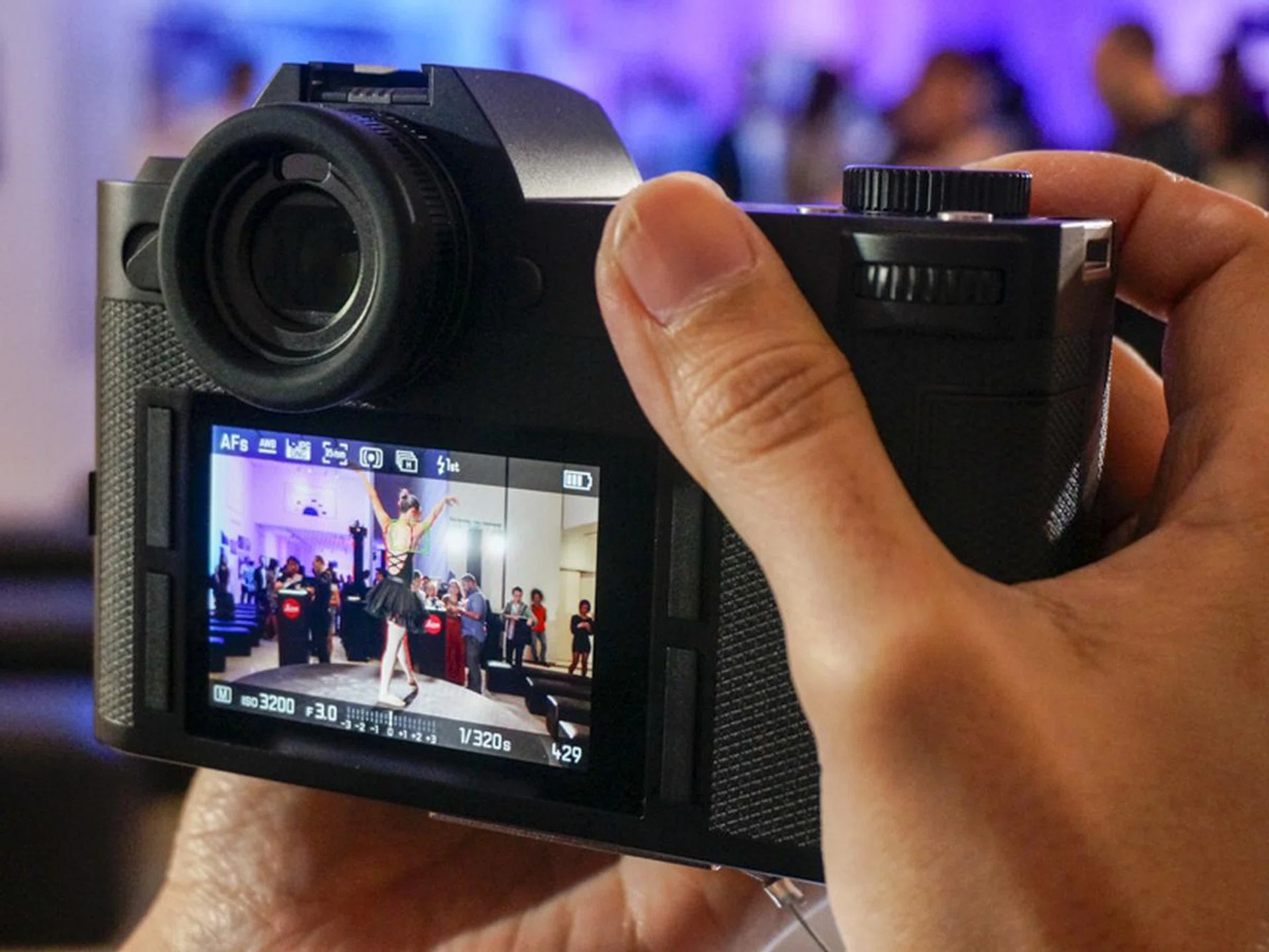 Once you've set tracking, it follows your subject across the screen.