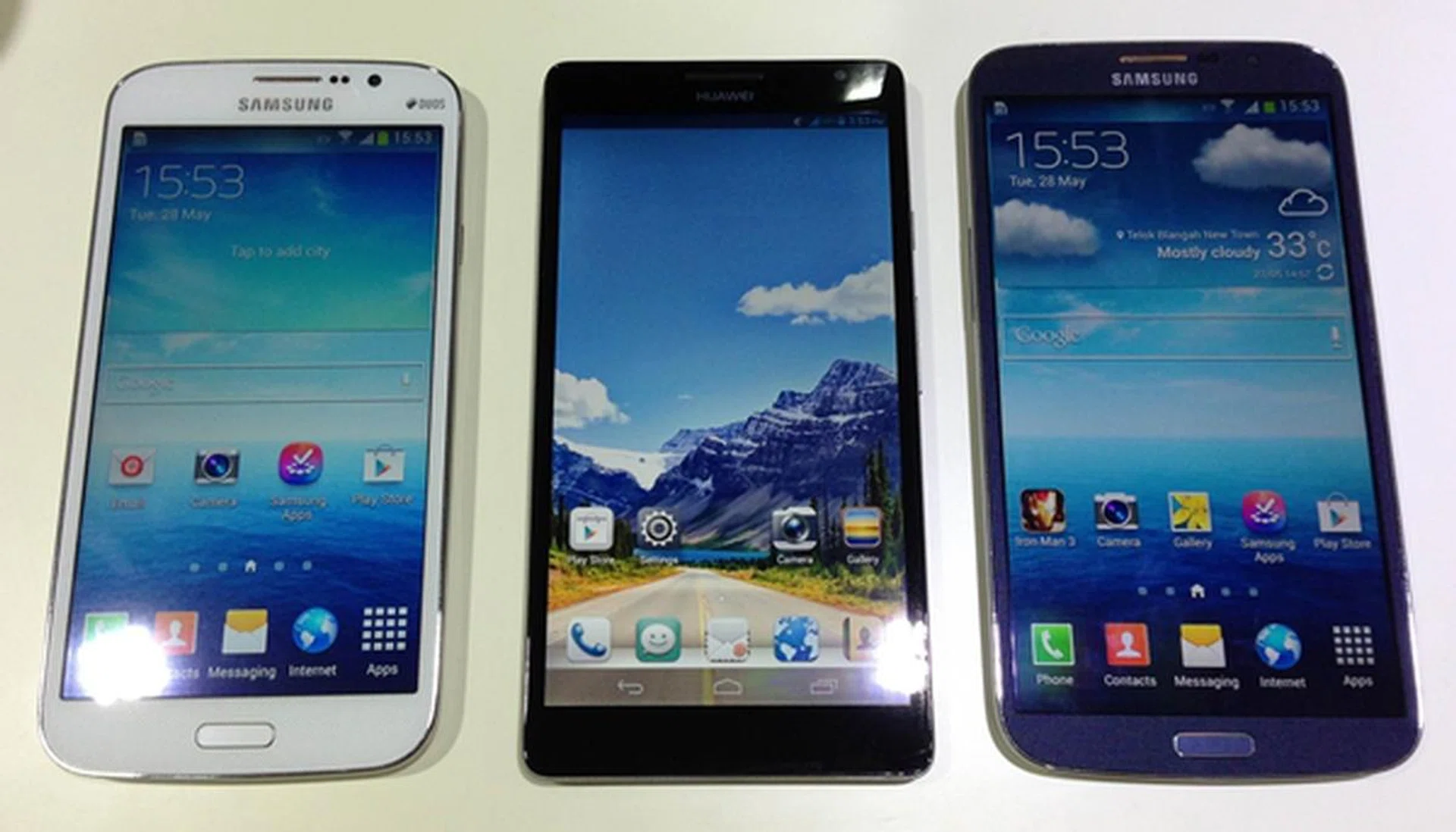 From left to right: Samsung Galaxy Mega 5.8, Huawei Ascend Mate, Samsung Galaxy Mega 6.3.