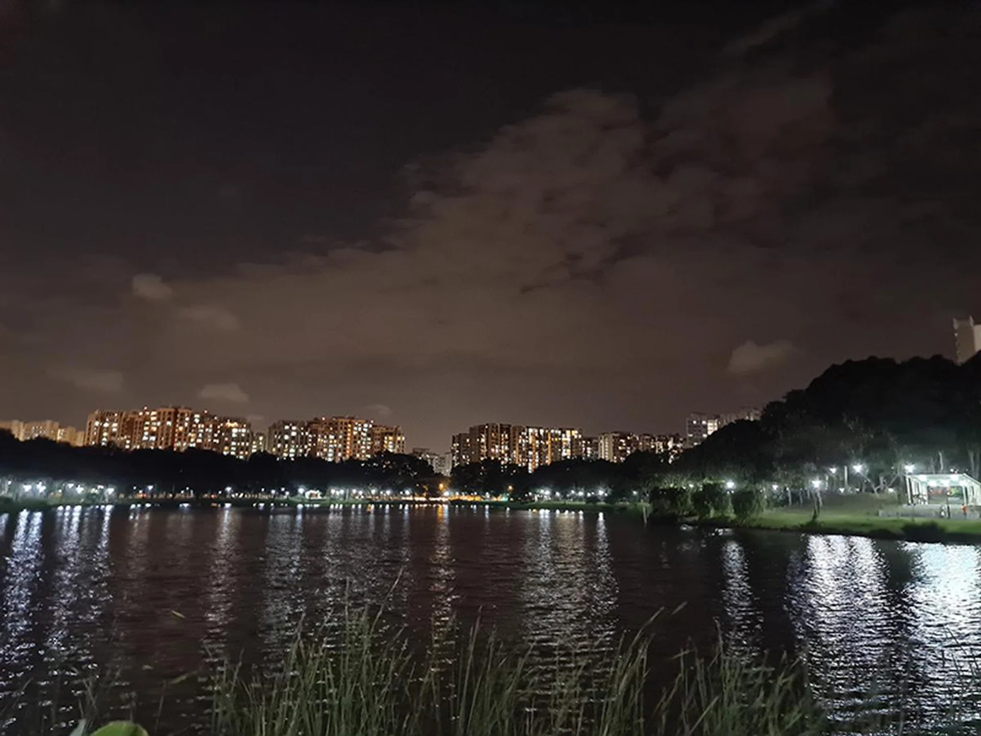 S20 Ultra Night mode off. (Click to view full-size image)