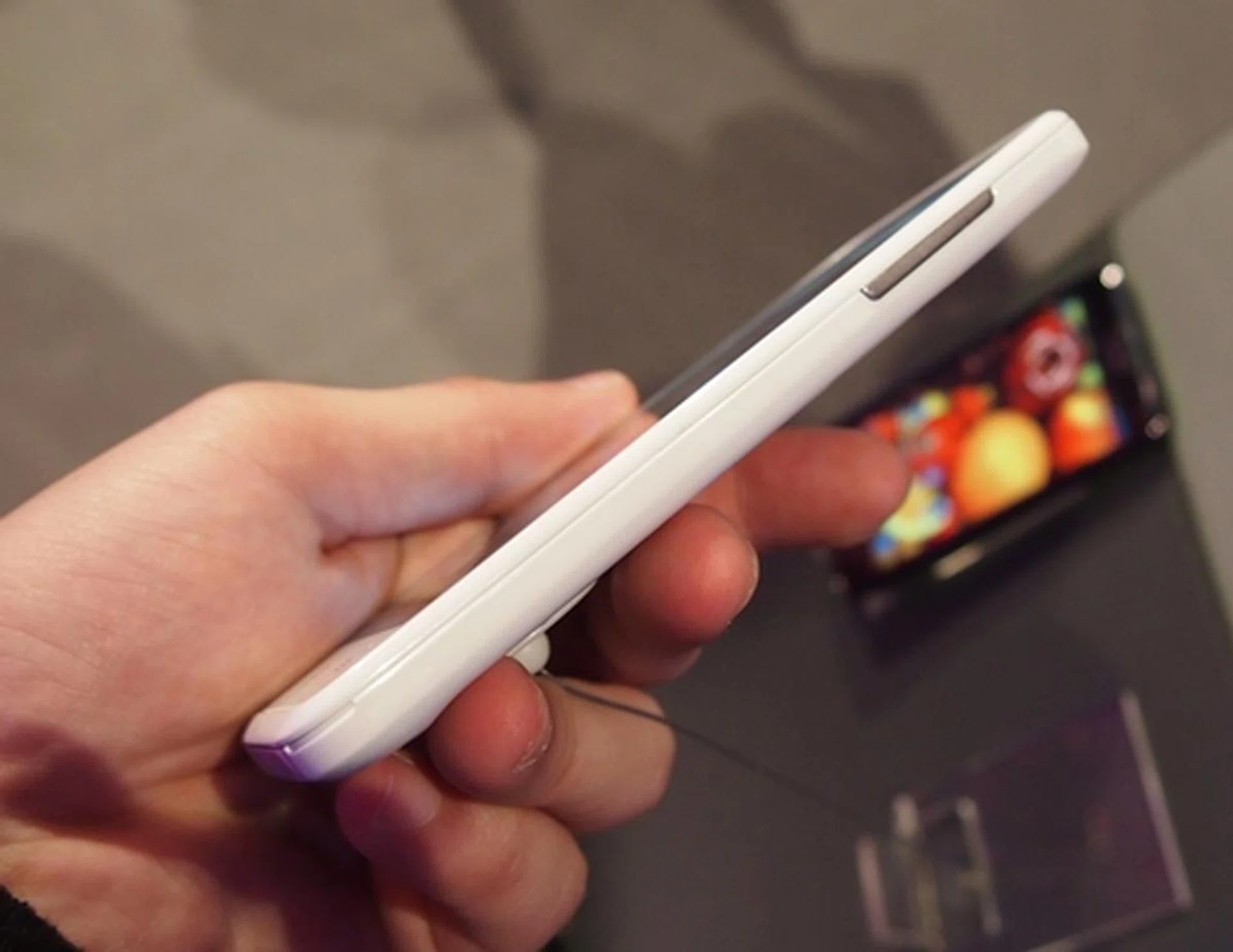 The Huawei Ascend D1 is as thin as the Ascend D Quad at 8,9mm. 
