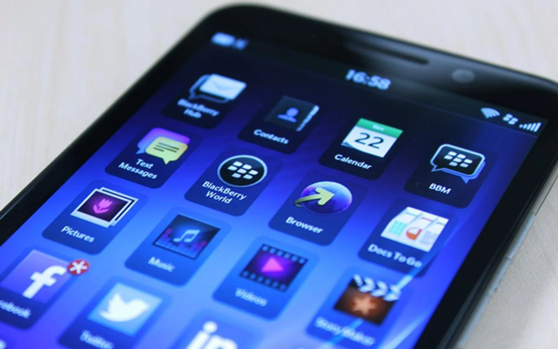 Although the Z30 lacks a 1080p display, its 720p display is a joy to use and we couldn't fault with it any other way.