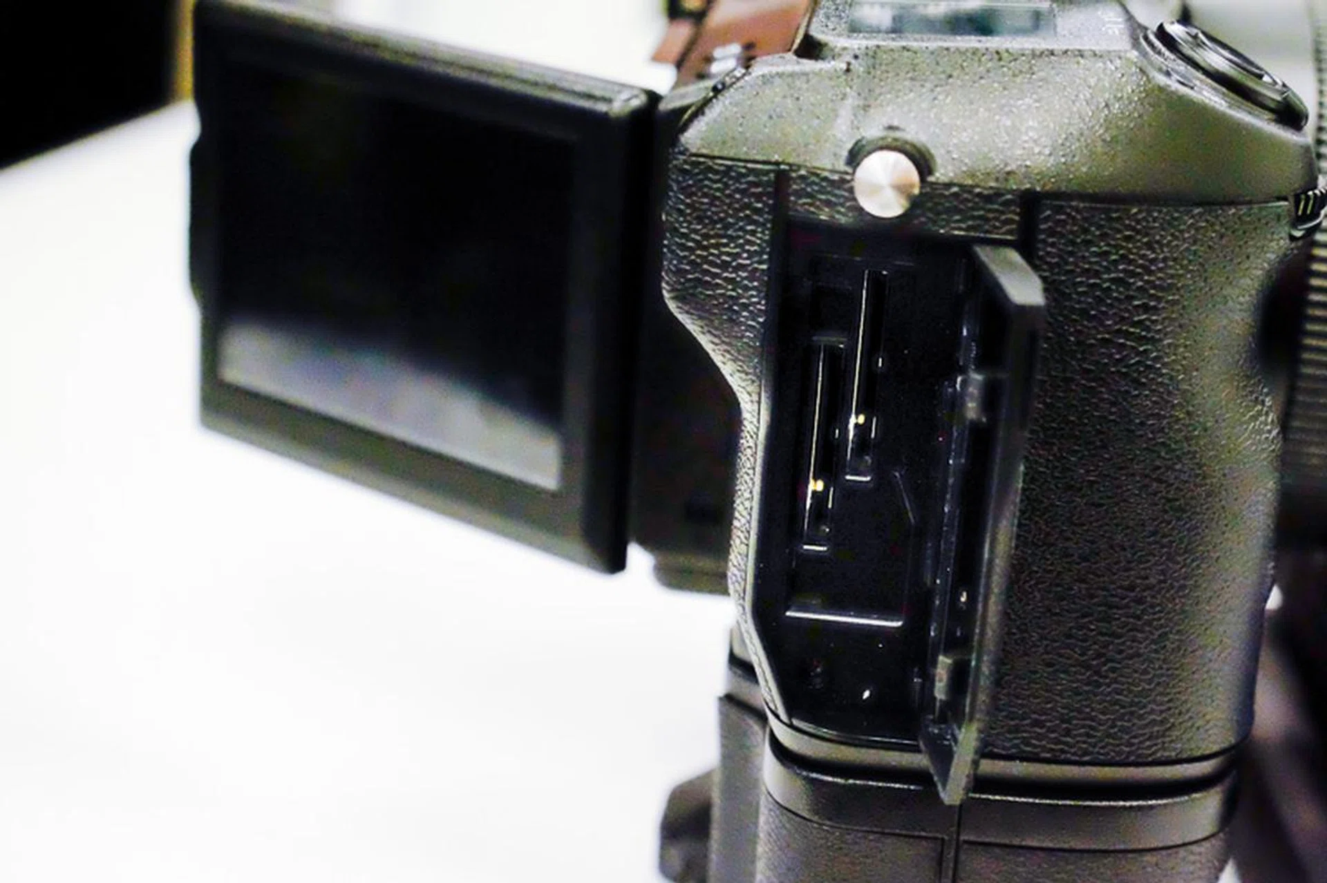 Dual SD slots are the order of the day for the GFX 50S.