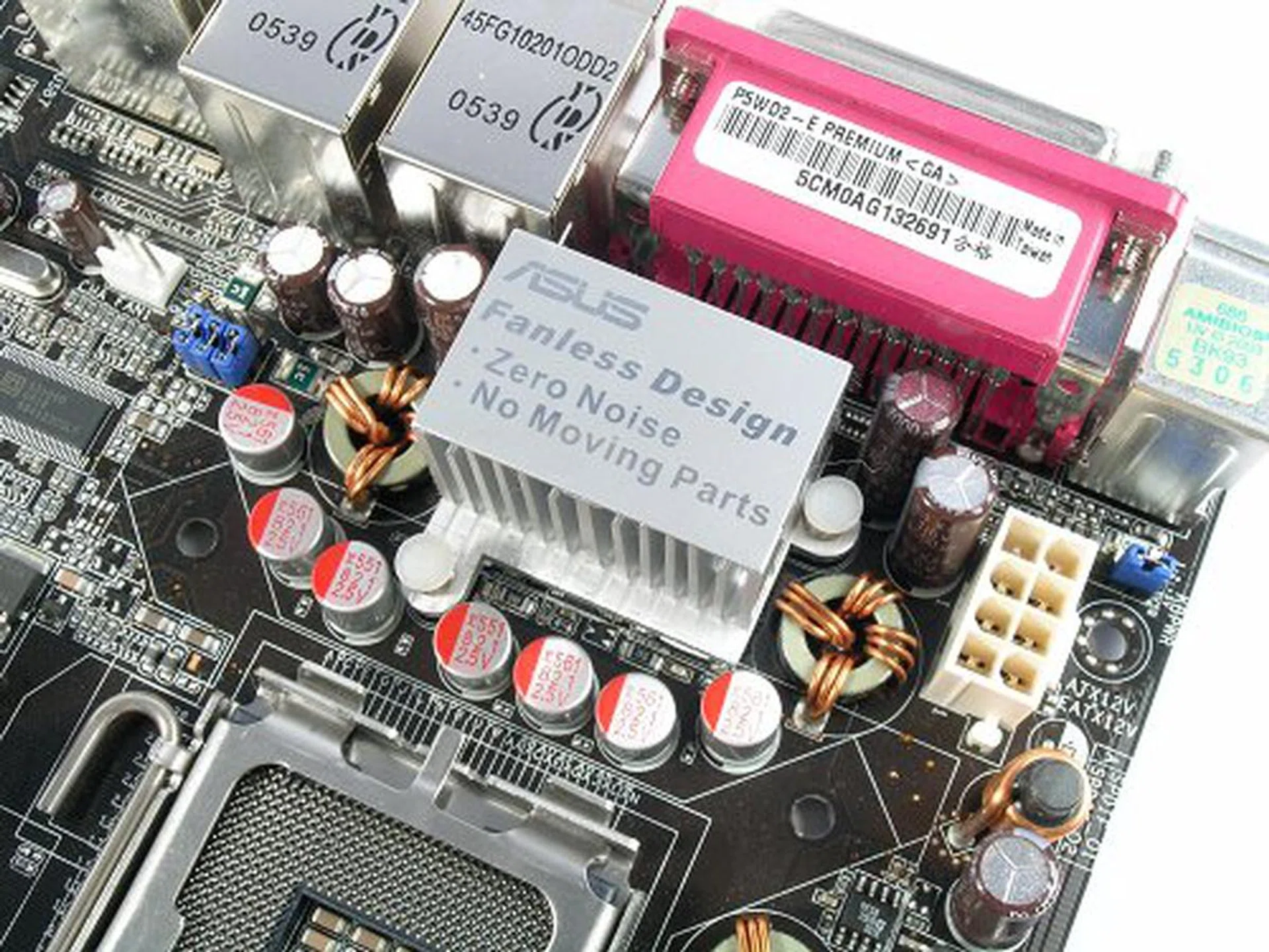 As usual, ASUS is committed to silent cooling for their motherboards and the P5WD2-E Premium is no different.