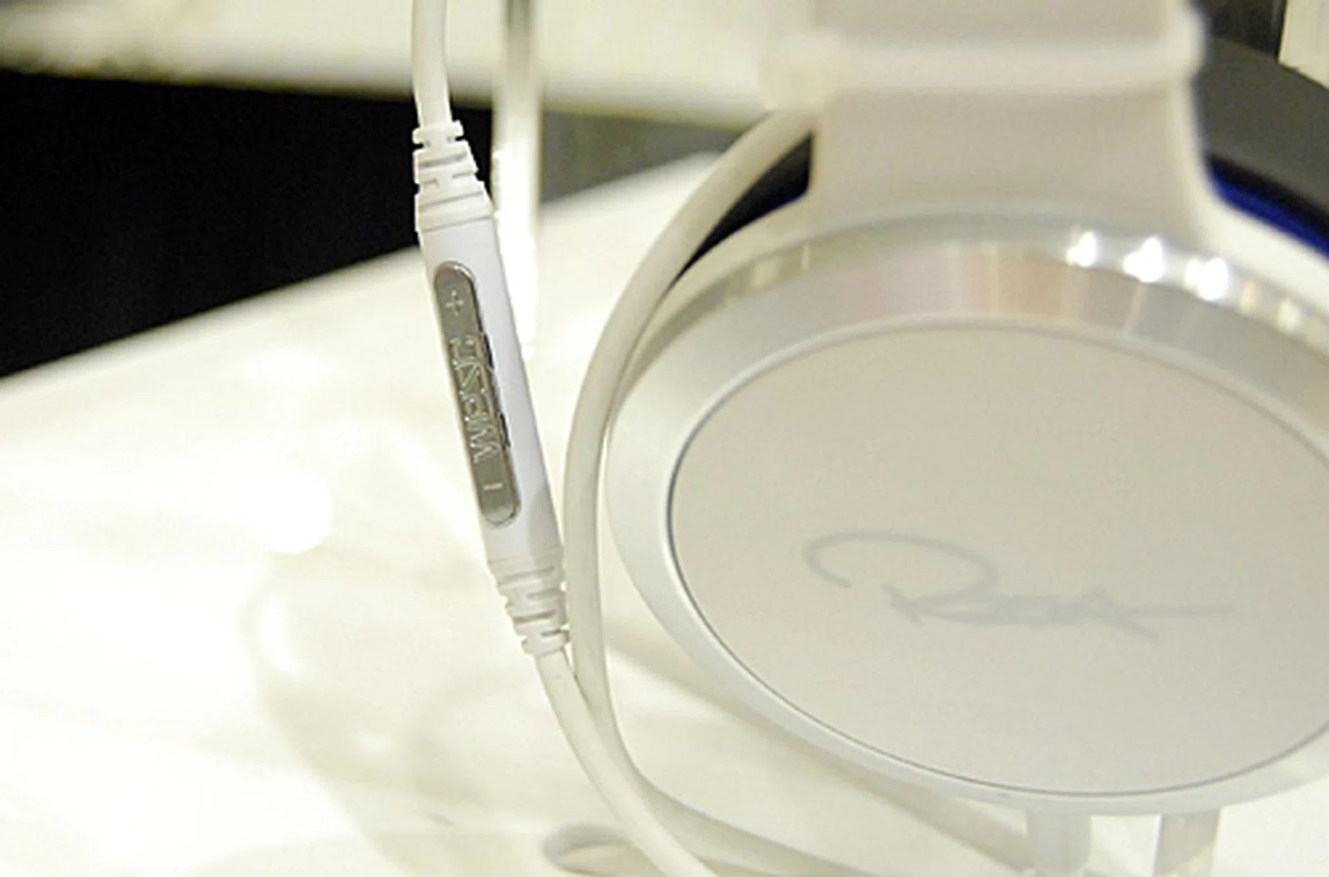 An in-line control pod helps control the volume. A similar control pod can also be found on the RZA Premium.