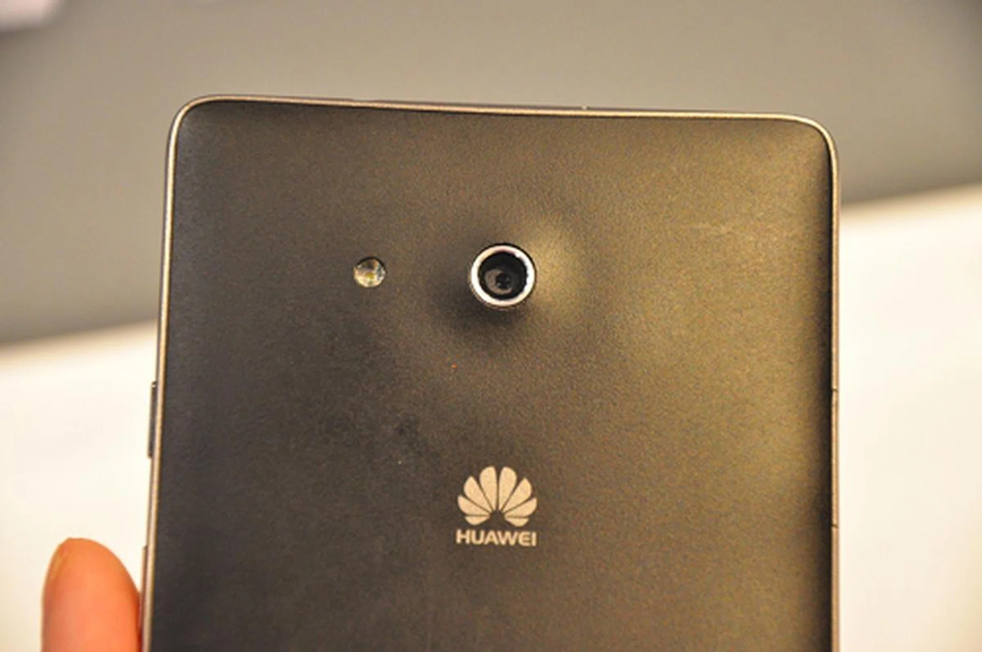 Nothing dazzling or eye-catching has been added to the back either so all we get is a black plastic back cover that's non-removable.