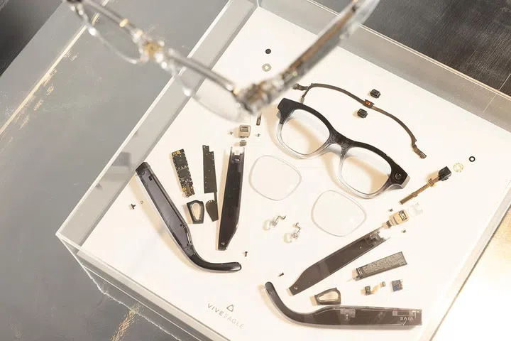 The Vive Eagle has an open-ear speaker for taking calls, and also has a 12MP ultrawide camera for taking photos and translating text.