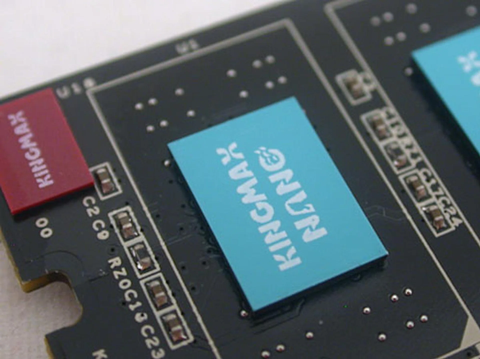 A closer look at the silicon thermal compound that enables Kingmax to ditch the usual heat spreader design. 