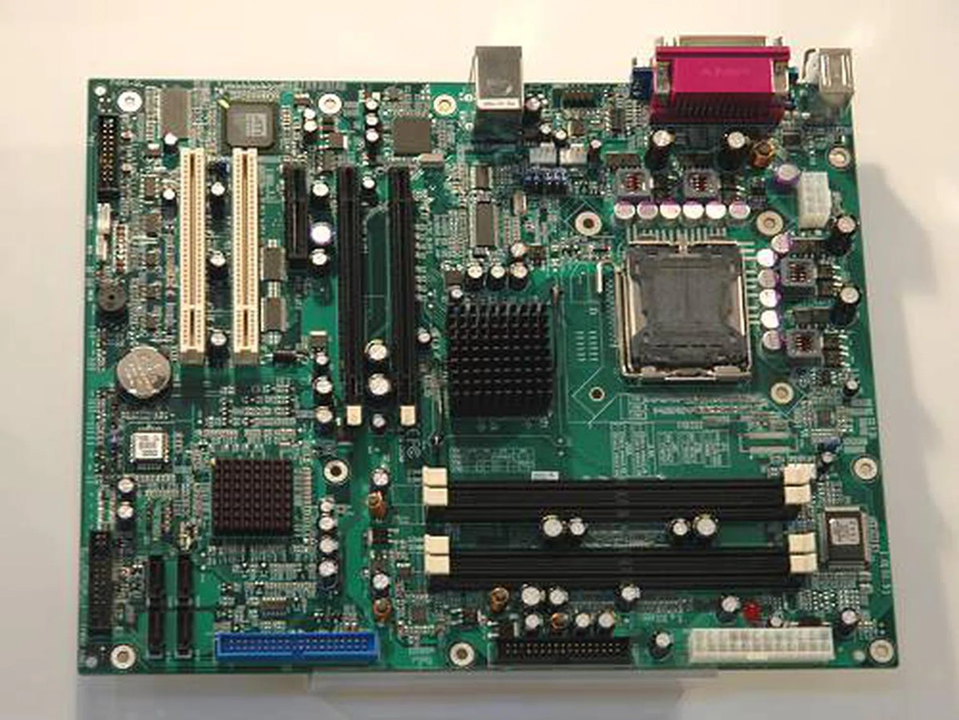 The IP-7230T based on the E7230 chipset is a workstation board for LGA775 Pentium D processors and requires ECC DDR2 memory.