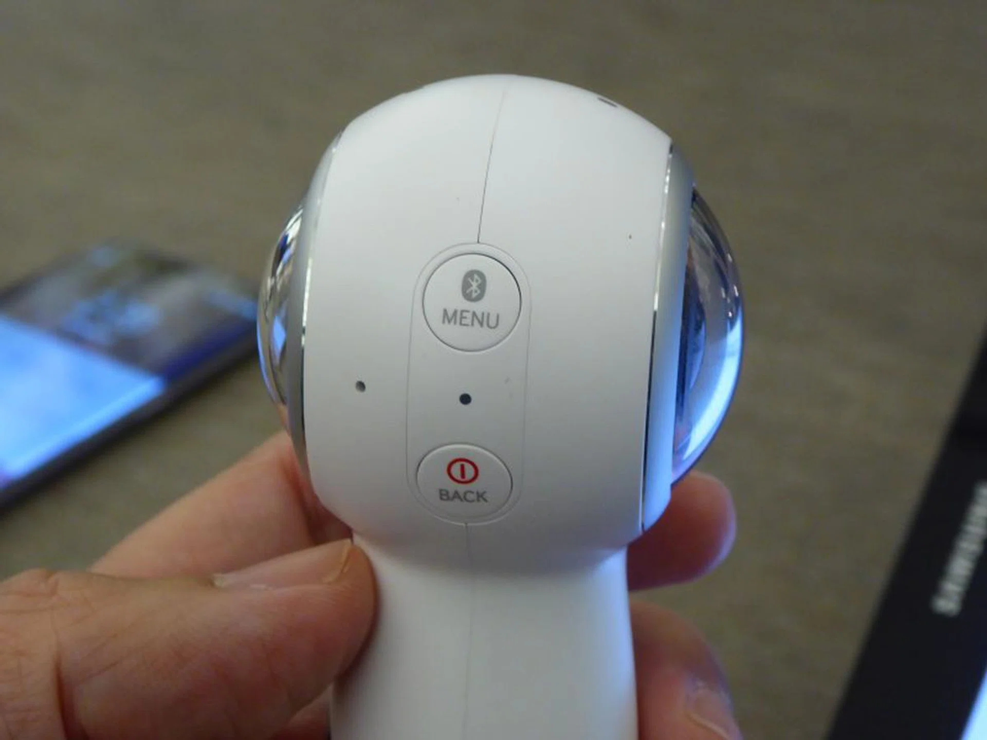 Side view of the Gear 360 (2017).