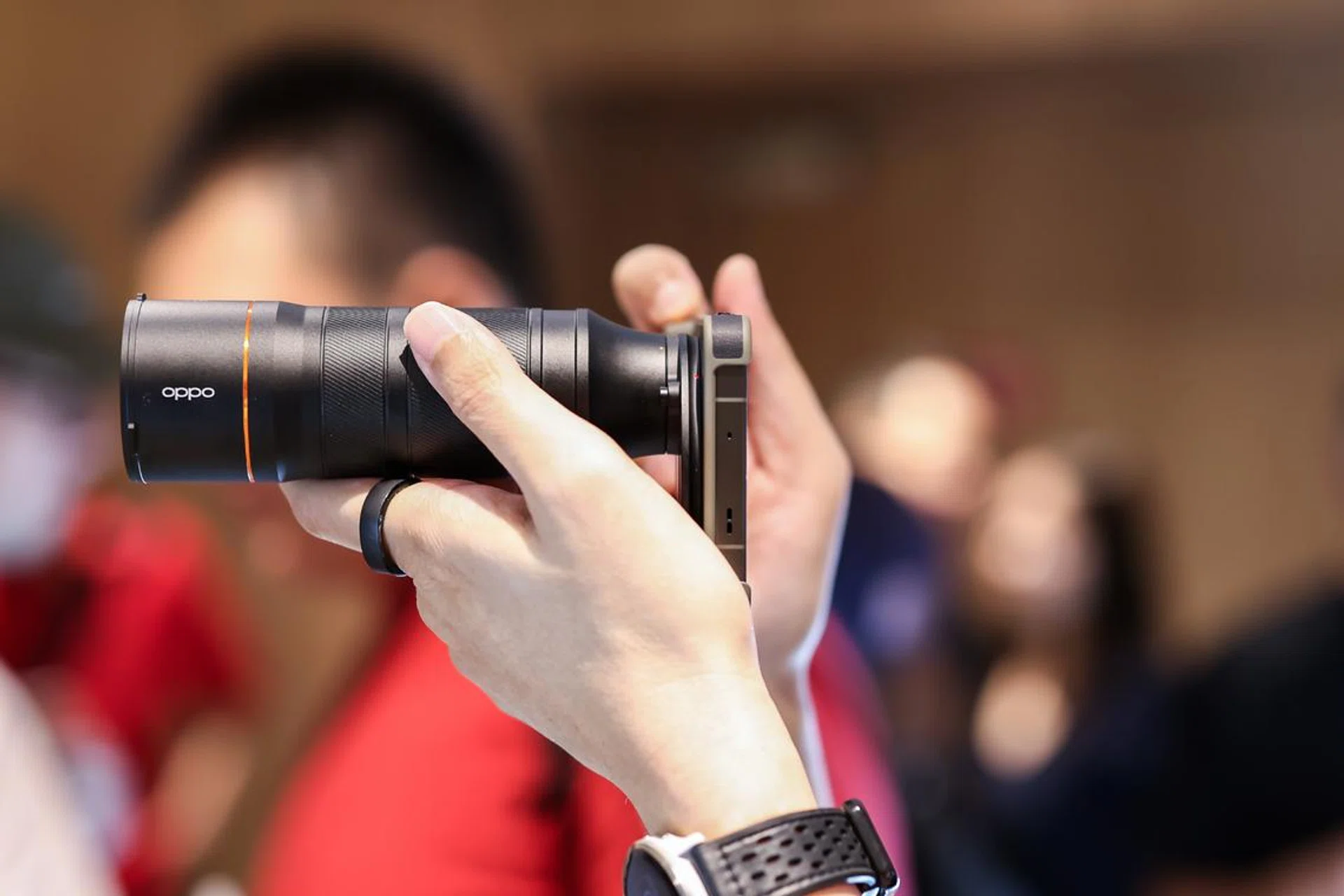 What the lens and smartphone look like together