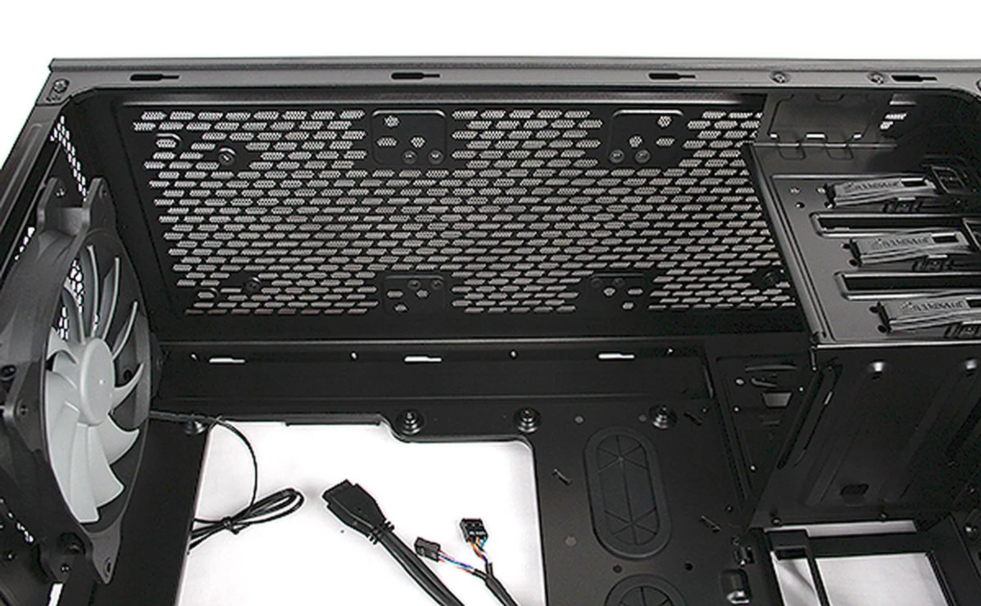 Users can opt for three 120mm fans or two 140mm ones. Alternatively, the 750D can accommodate 240mm, 280mm and 360mm radiators for liquid cooling setups.